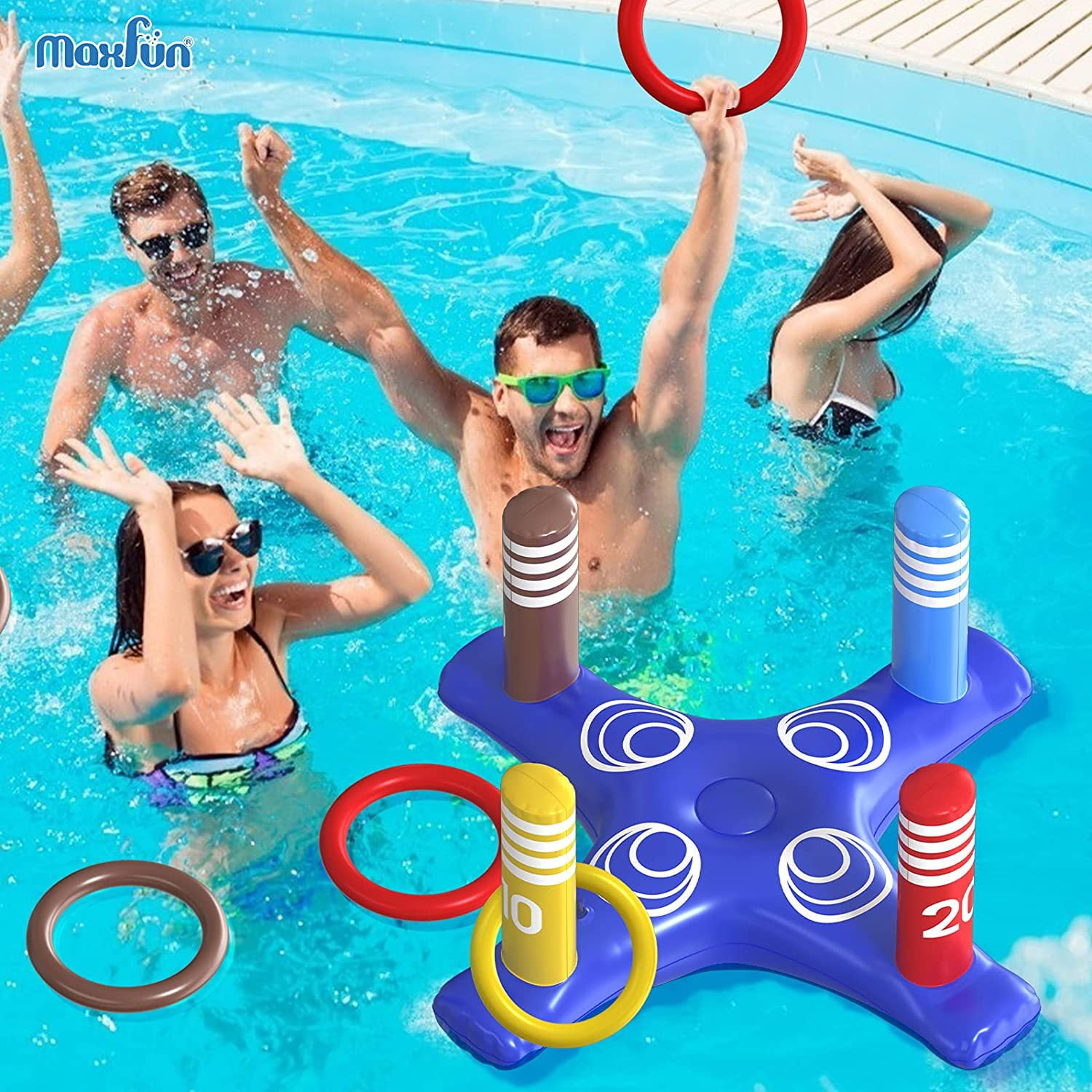 Leute spielen ein Ringelspiel im Pool mit blauer aufblasbarer Basis und bunten Ringen.