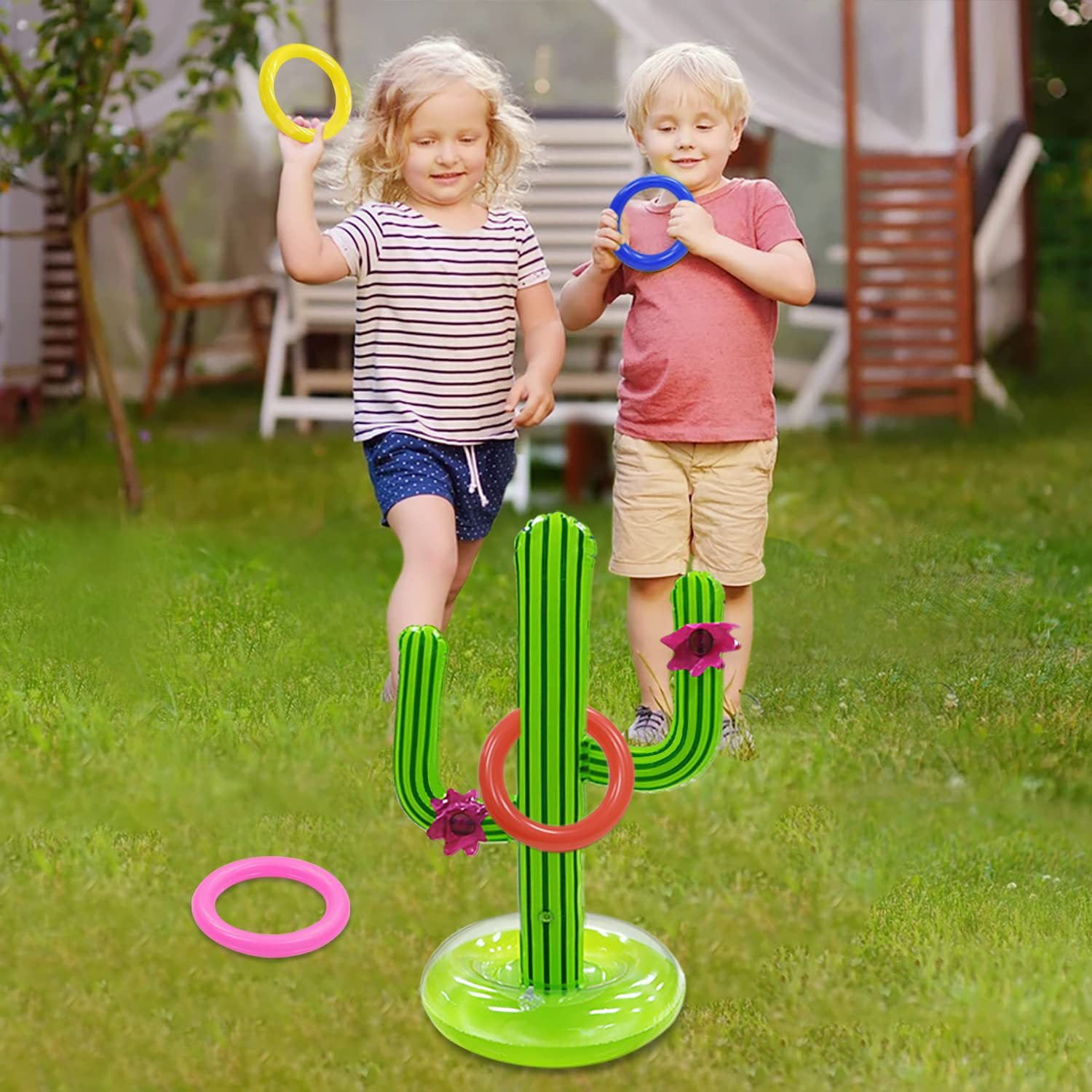 Kinder spielen Ringwurfspiel mit einem aufblasbaren Kaktus im Garten.