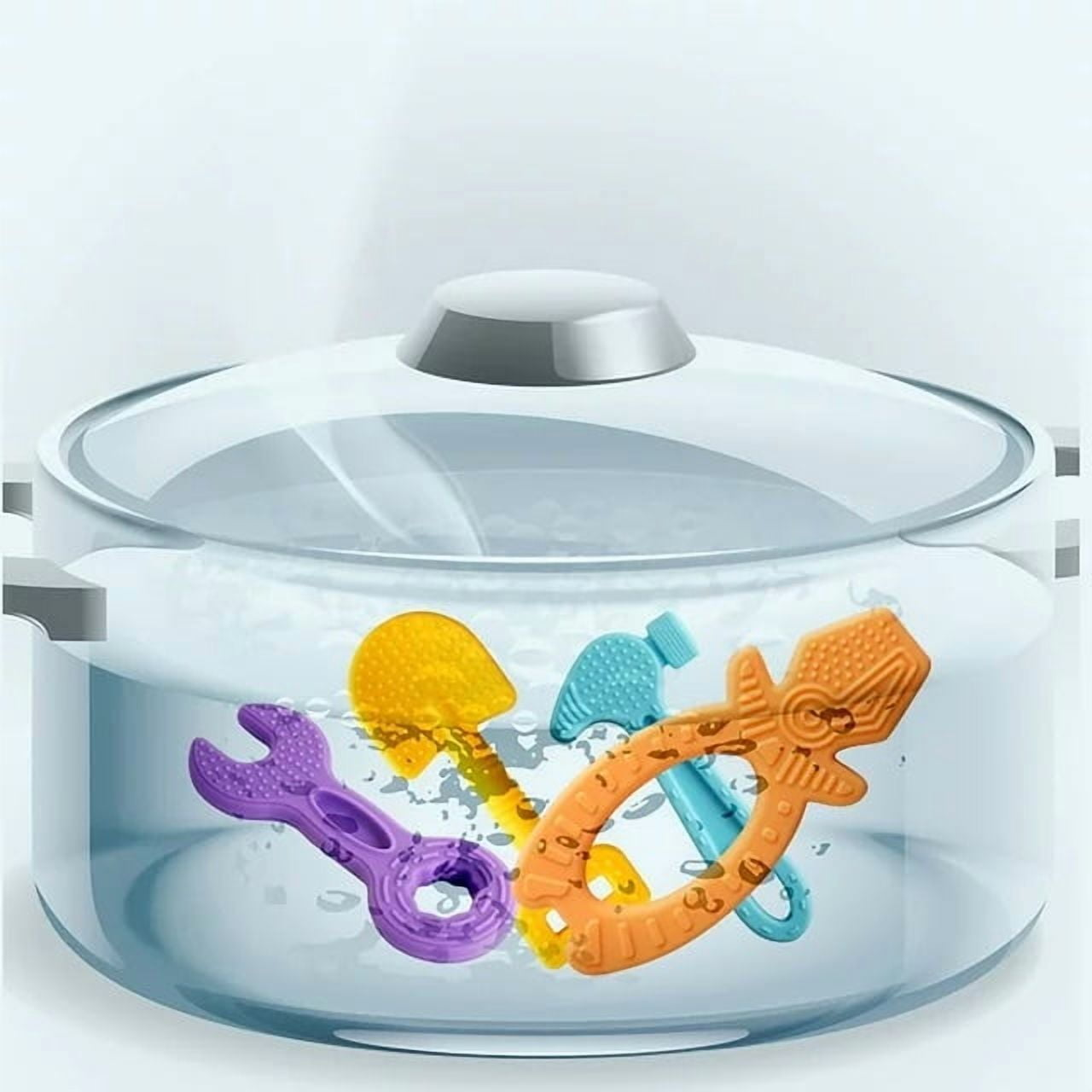 Vier bunte Baby-Beißringe in Werkzeugform in einem Topf mit kochendem Wasser.