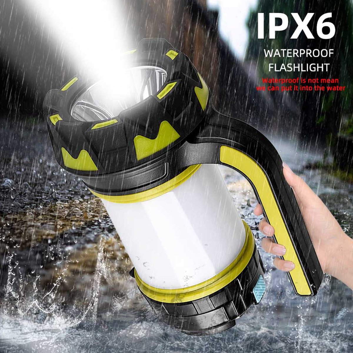 Eine Hand hält eine wasserdichte IPX6-Taschenlampe mit starkem Licht im Regen.