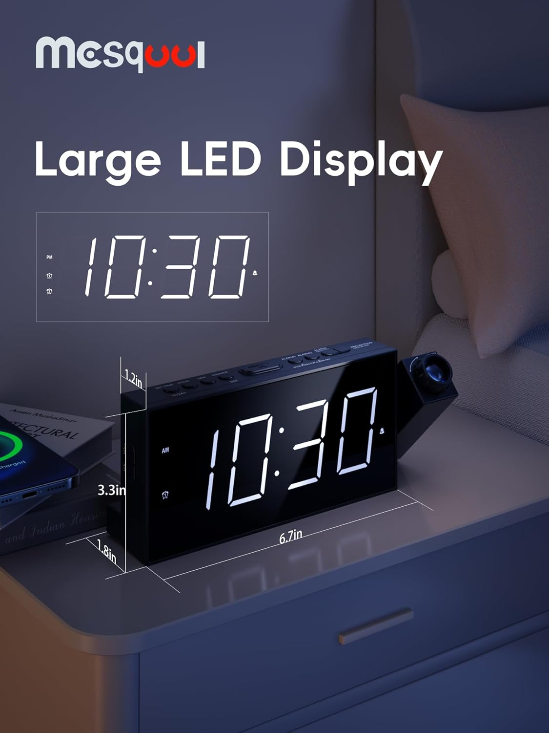 Ein moderner Wecker mit großem LED-Display, zeigt 10:30, auf einem Nachttisch.