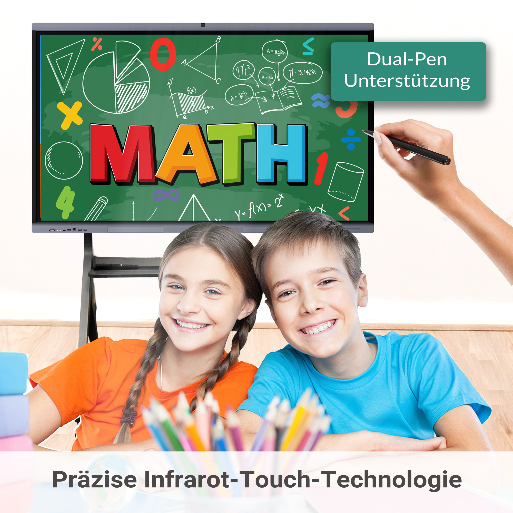 Ein interaktives Whiteboard mit Mathe-Symbolen und zwei lächelnden Kindern.