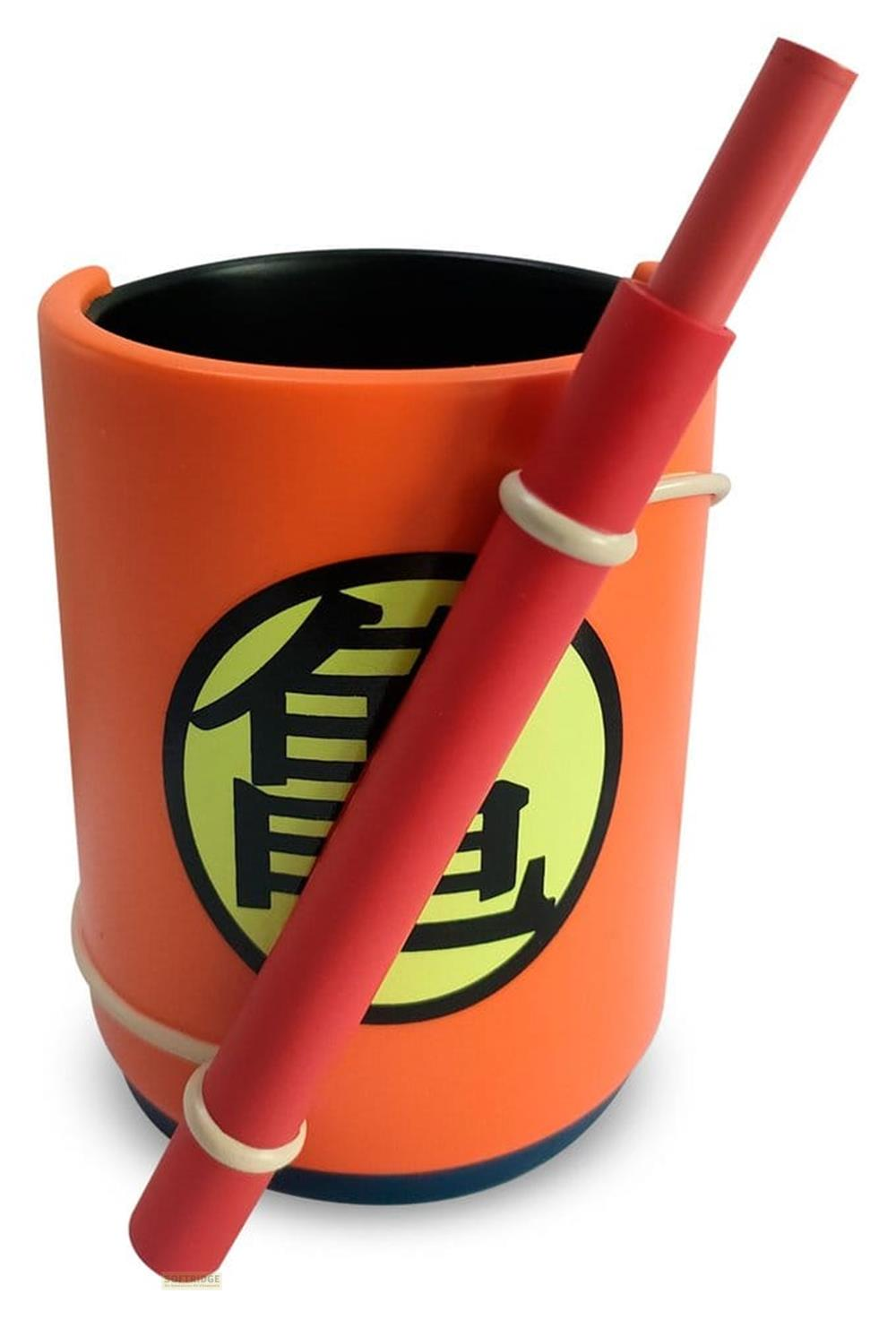 Ein orangefarbener Becher mit einem gelben Logo und einem roten Stift.
