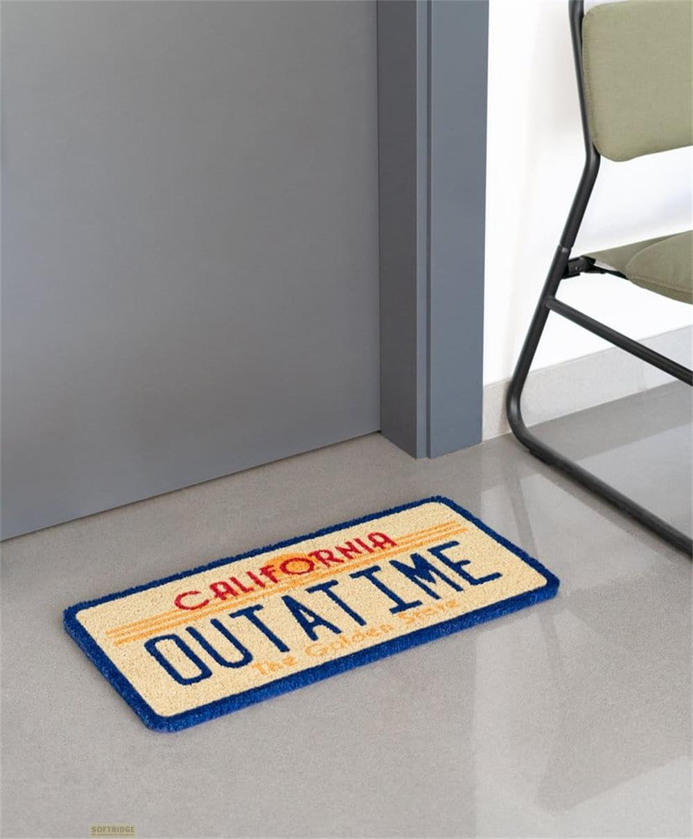 Felpudo con diseño de matrícula de California que dice "OUTATIME".