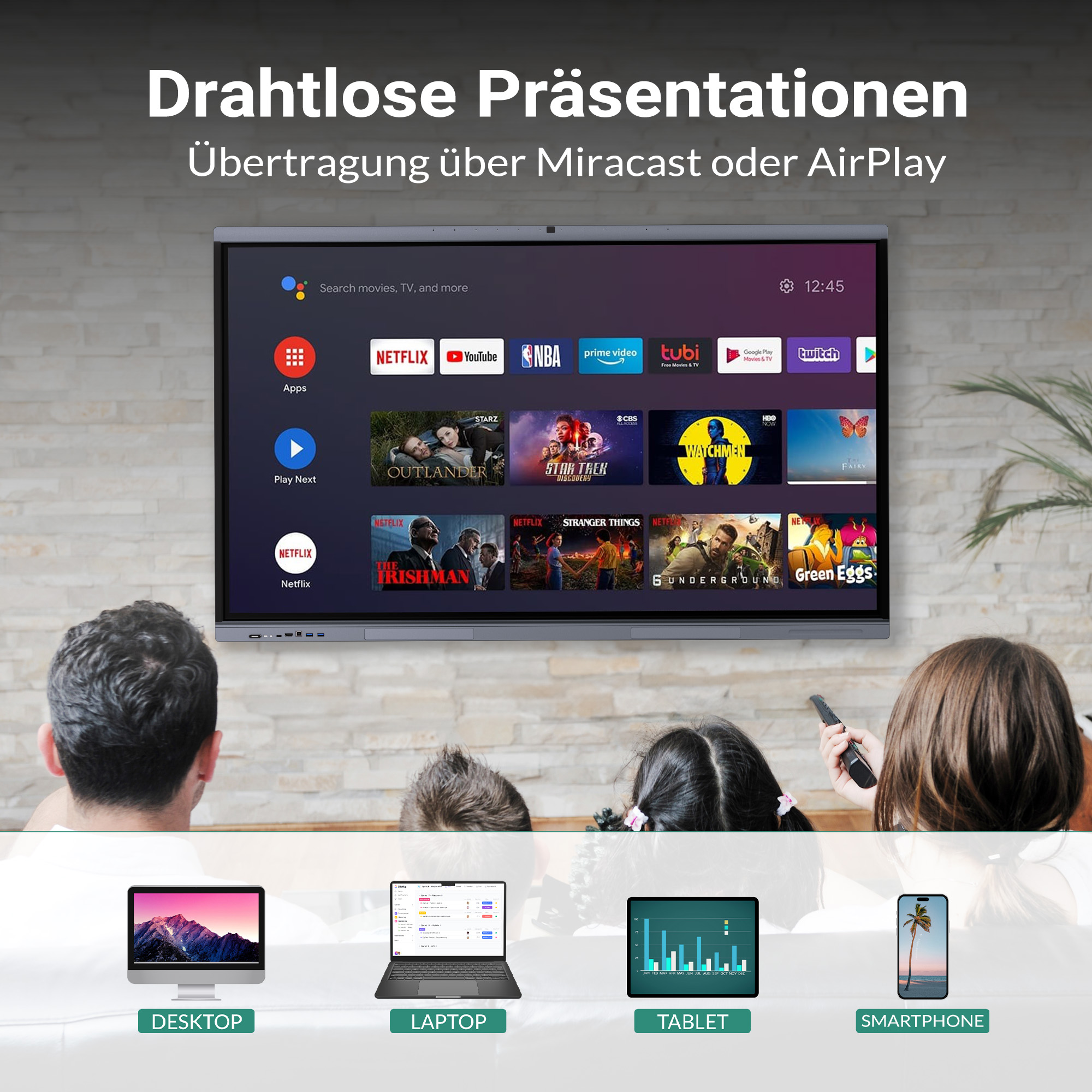 Familie schaut Smart TV. Unten sind Desktop, Laptop, Tablet & Smartphone.