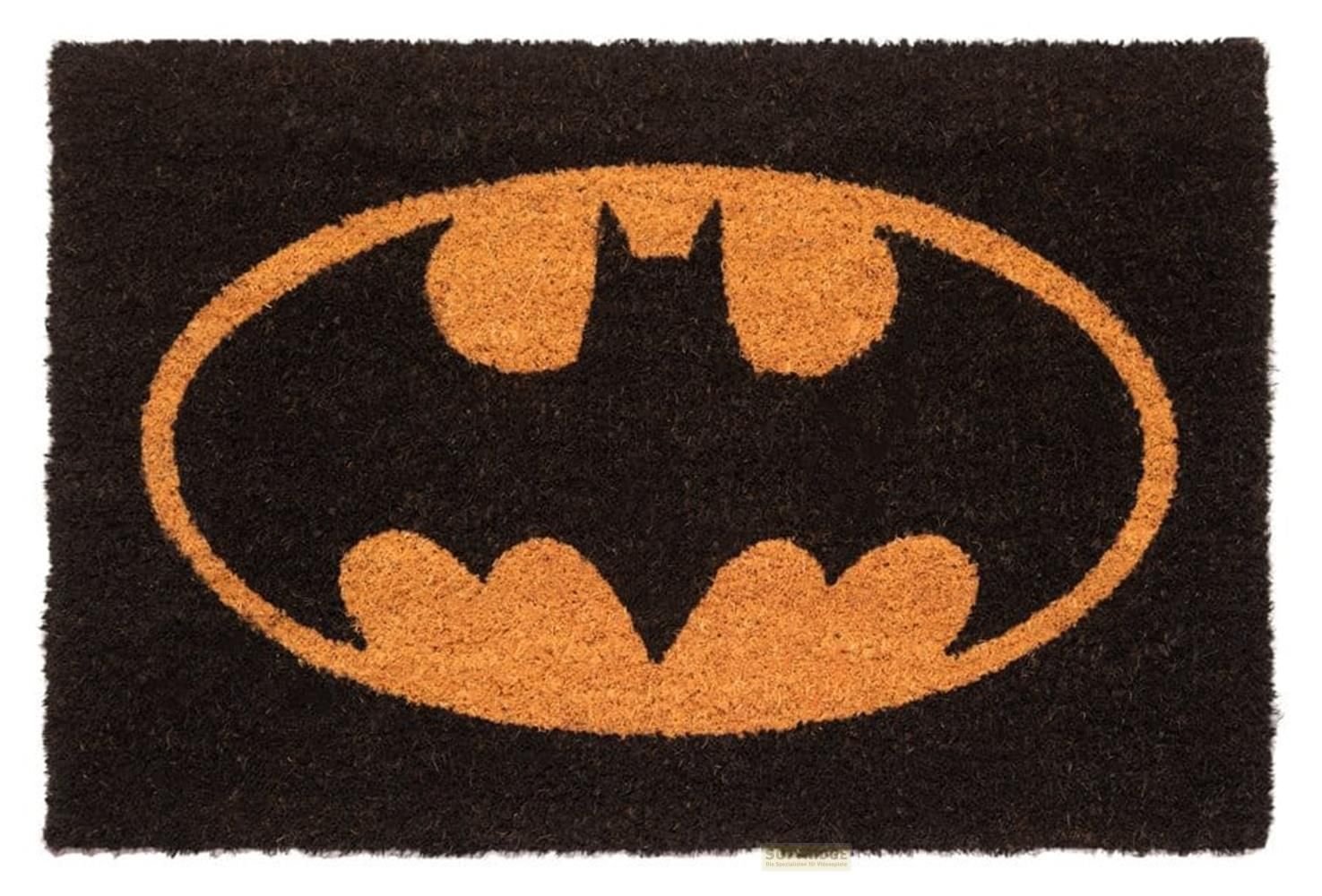 Braune Kokosmatte mit dem orangefarbenen Batman-Logo.