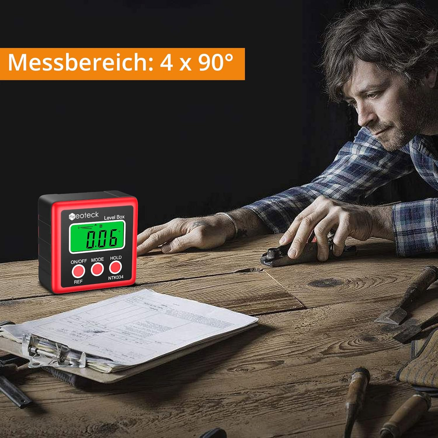 Ein Mann in kariertem Hemd benutzt einen Neoteck-Winkelmesser auf einem Holztisch.