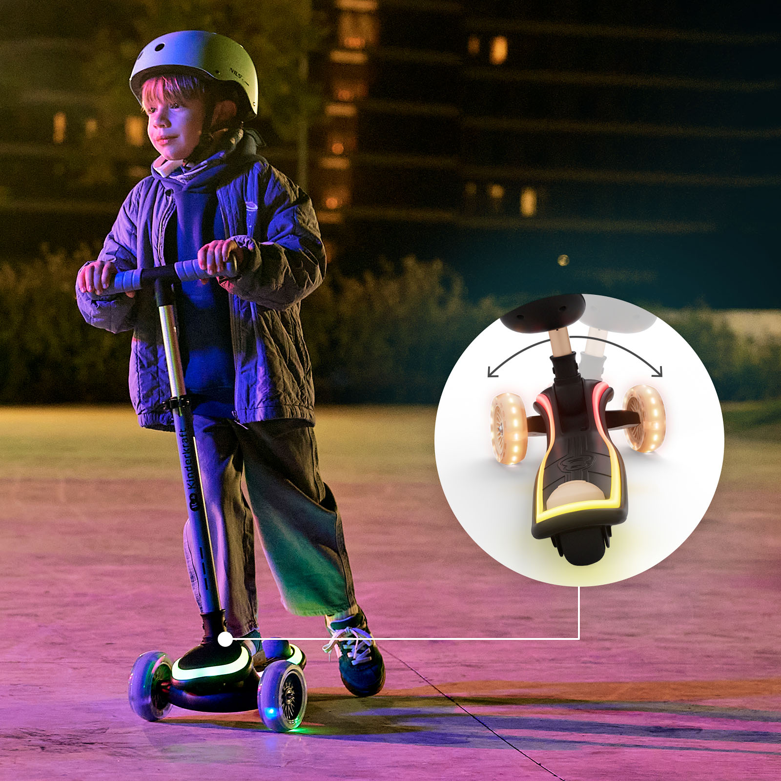 Kind mit Helm fährt beleuchteten Dreirad-Scooter bei Nacht.