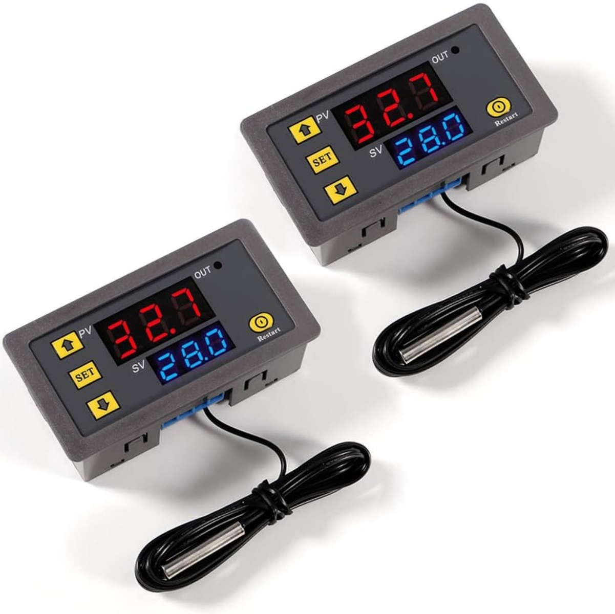 Zwei digitale Thermostatregler mit schwarzen Kabeln und Metallfühlern.