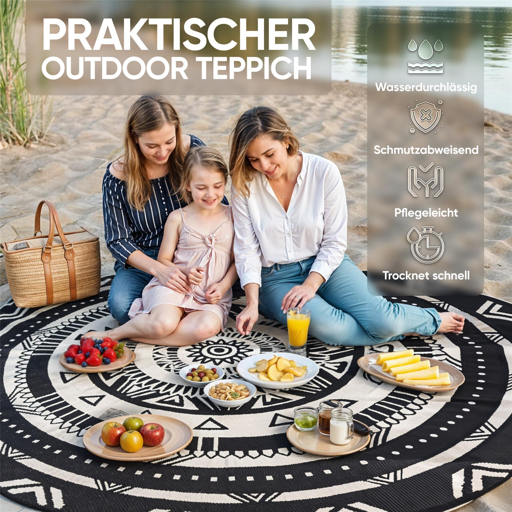 Drei Frauen sitzen auf einem runden Teppich am Strand, mit Picknick-Snacks und Getränken.