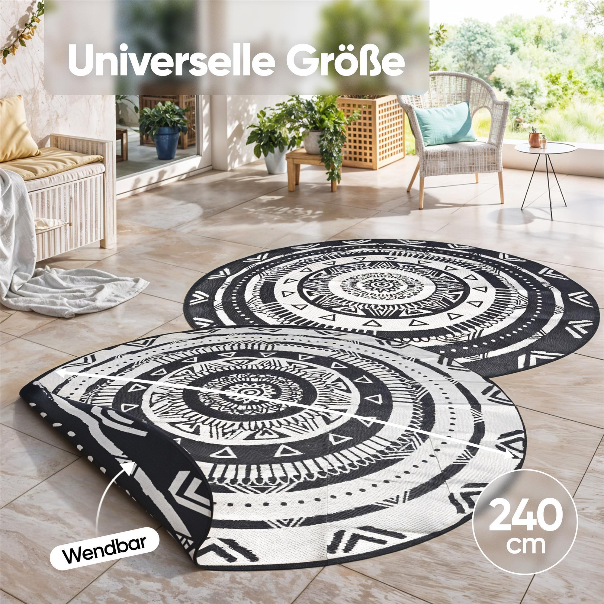 Zwei runde Teppiche mit geometrischen Mustern in Schwarz und Weiß liegen auf einer gefliesten Terrasse.