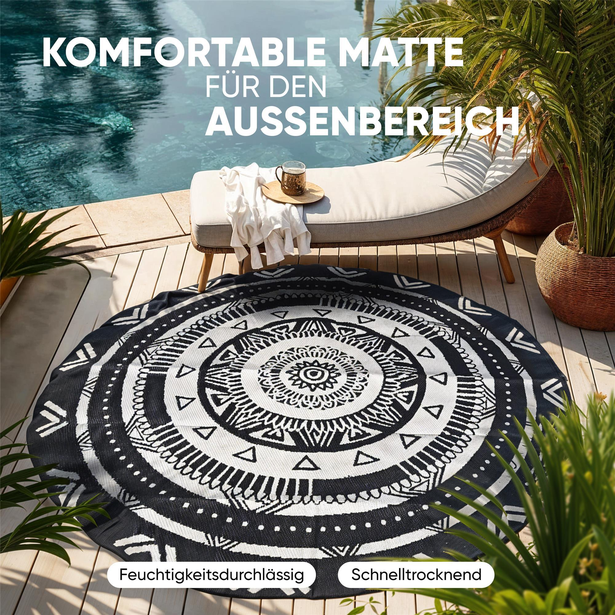 Runde, schwarz-weiße Matte mit geometrischem Muster neben Pool und Liege.