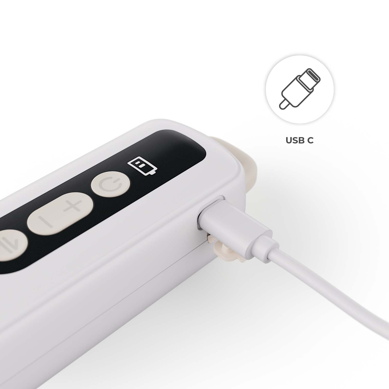 Ein weißes Gerät mit USB-C-Anschluss, an dem ein Kabel eingesteckt ist.