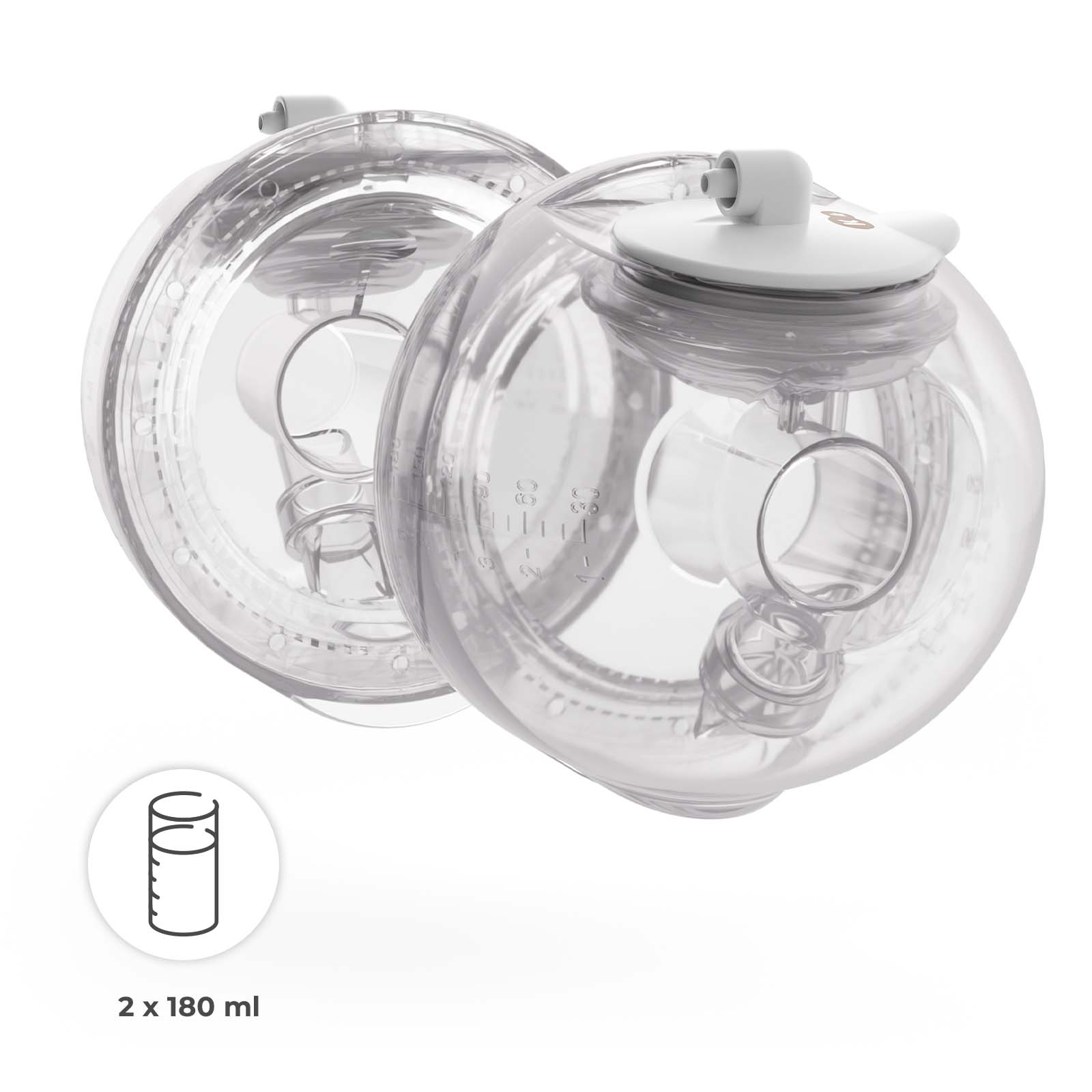 Zwei transparente Milchpumpenbehälter mit weißen Deckeln auf weißem Hintergrund.