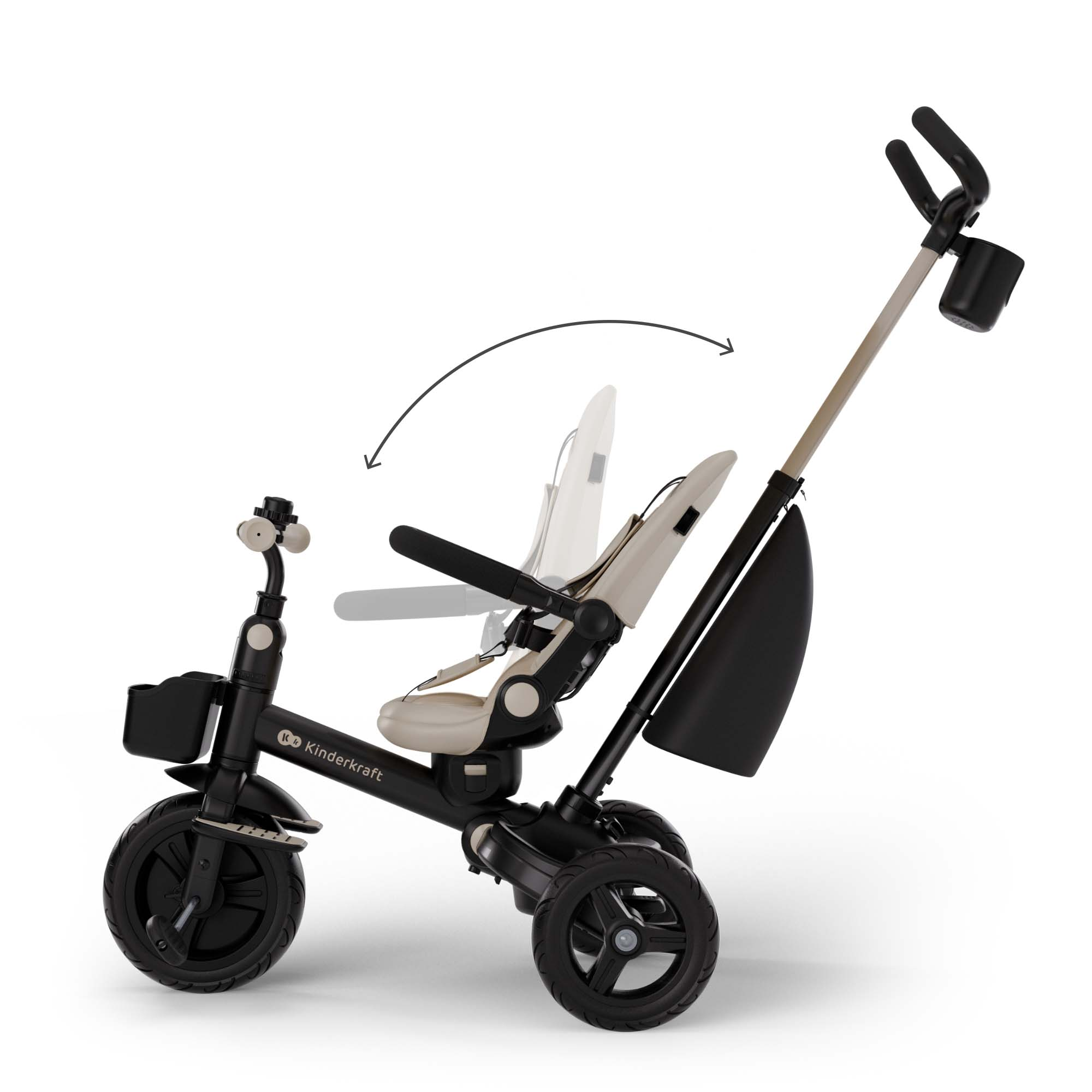 Ein schwarzer Dreirad-Kinderwagen mit verstellbarem Sitz und Schubstange auf weißem Hintergrund.