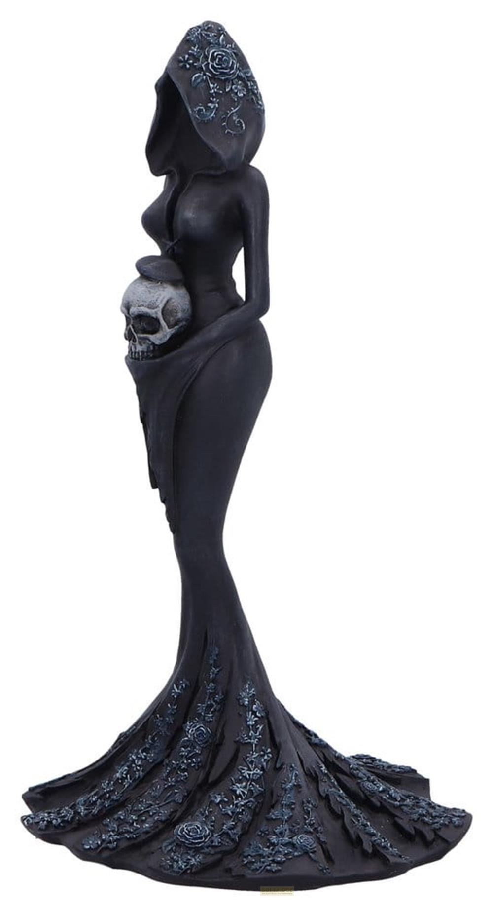 Eine schwarze Figur mit Kapuze hält einen Totenkopf vor sich. Die Kleidung ist mit Blumen verziert.