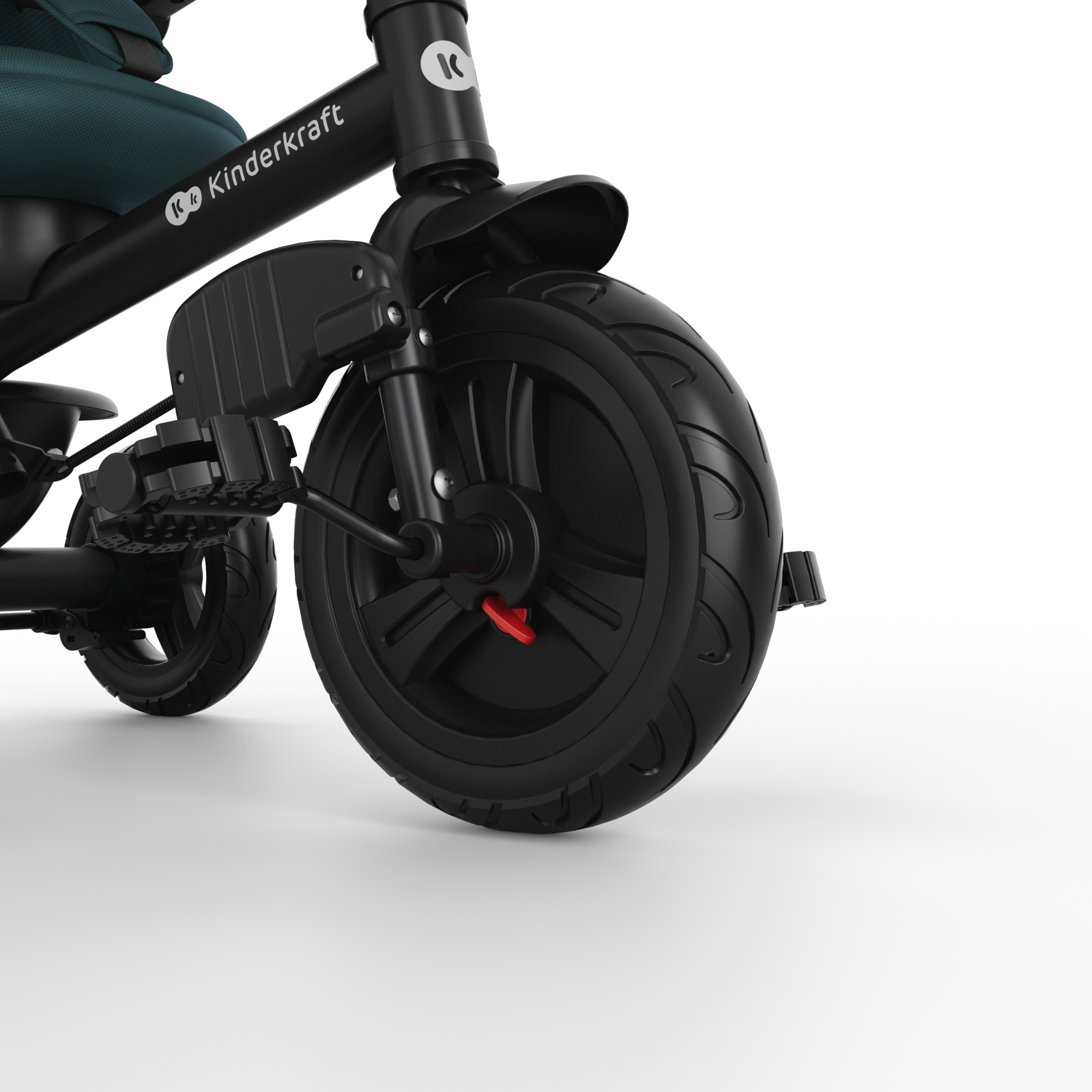 Vista frontal de triciclo negro con asiento infantil y logo.