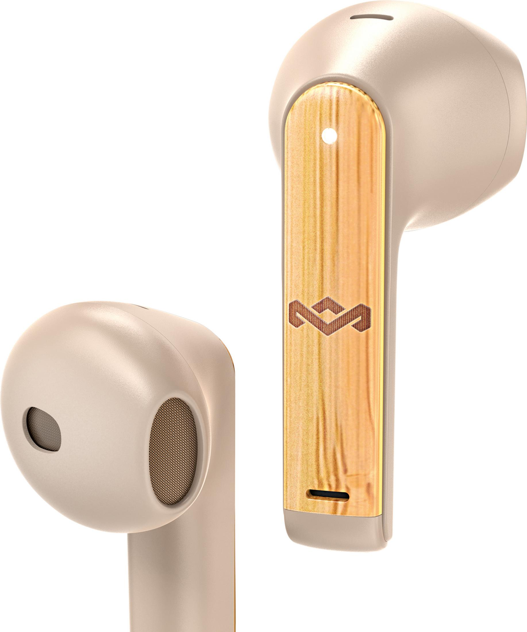 Zwei beige kabellose Ohrhörer mit Holzdetail und Logo.