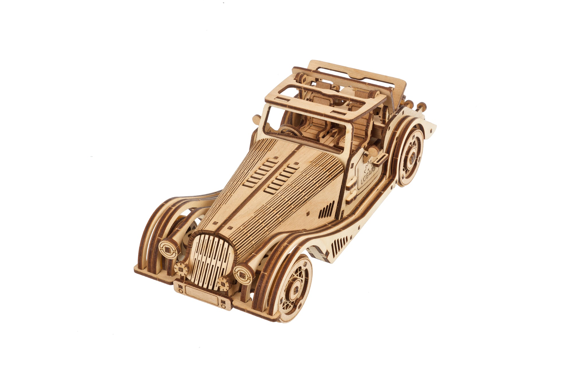 Un modello in legno di un'auto d'epoca convertibile con dettagli intricati, su sfondo bianco.