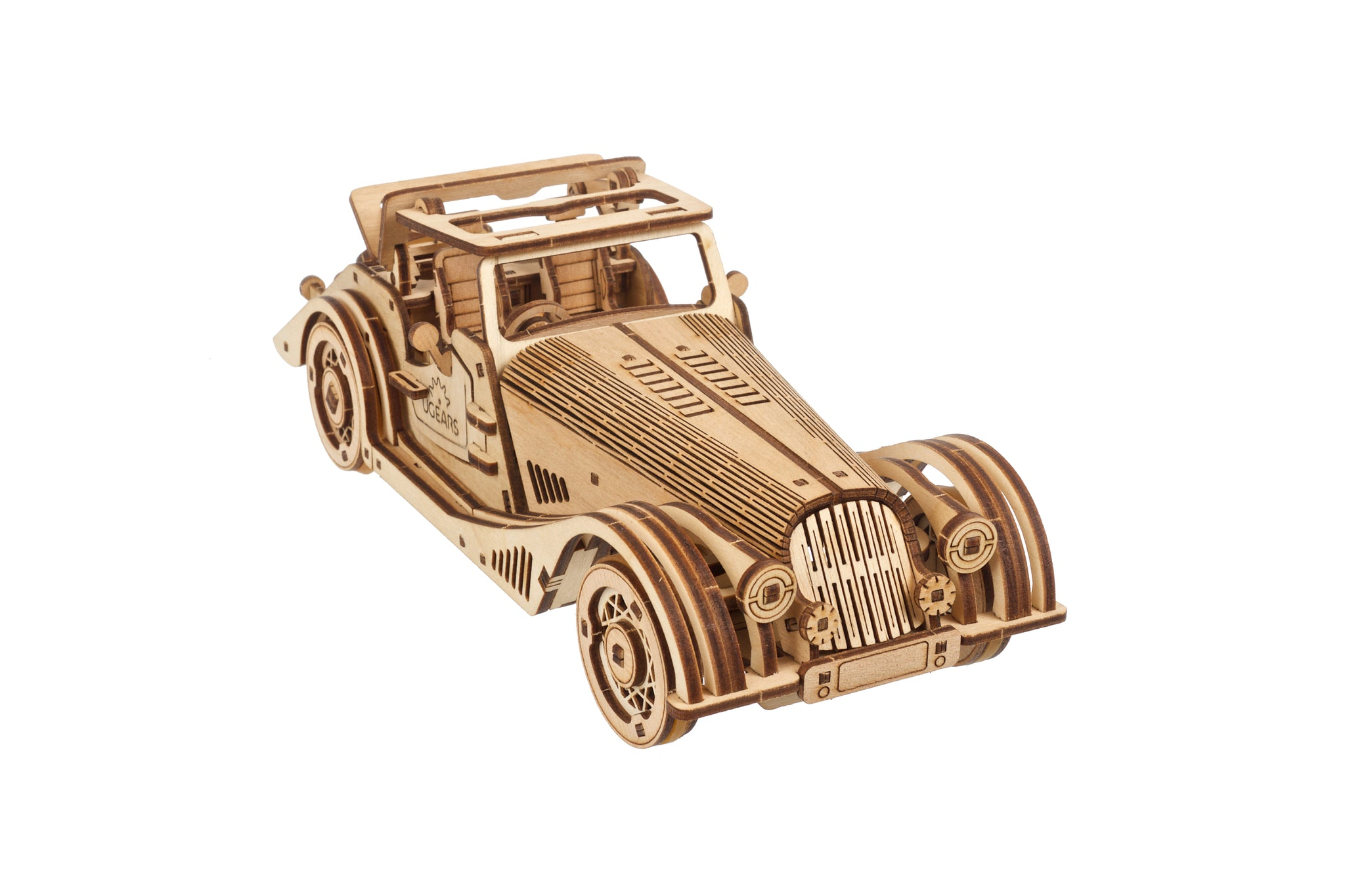 Modellino di auto d'epoca in legno con capote aperta, su sfondo bianco.