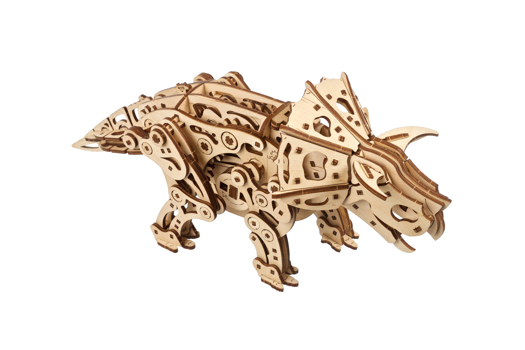 Hölzernes Dinosaurier-Modell mit Hörnern und Platten, zusammengesetzt aus Laserschnittteilen.