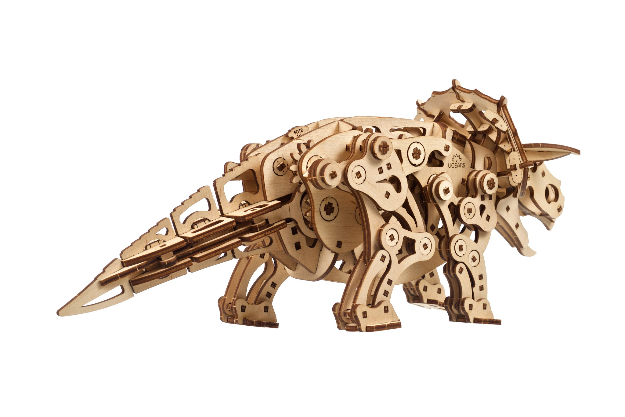 Ein hölzernes mechanisches Dinosaurier-Modell auf weißem Hintergrund.