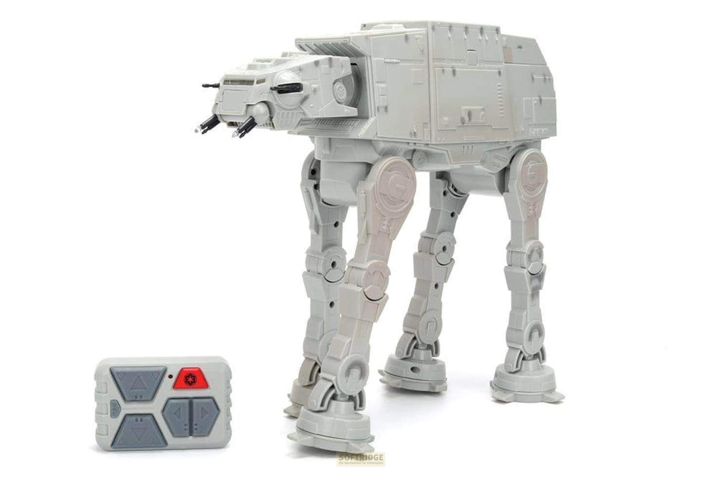 Graues ferngesteuertes AT-AT-Spielzeug mit Fernbedienung auf weißem Hintergrund.