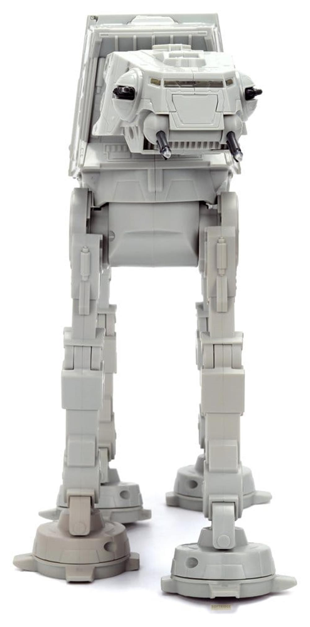 Ein grauer Spielzeug-AT-AT-Walker aus Star Wars steht vor weißem Hintergrund.