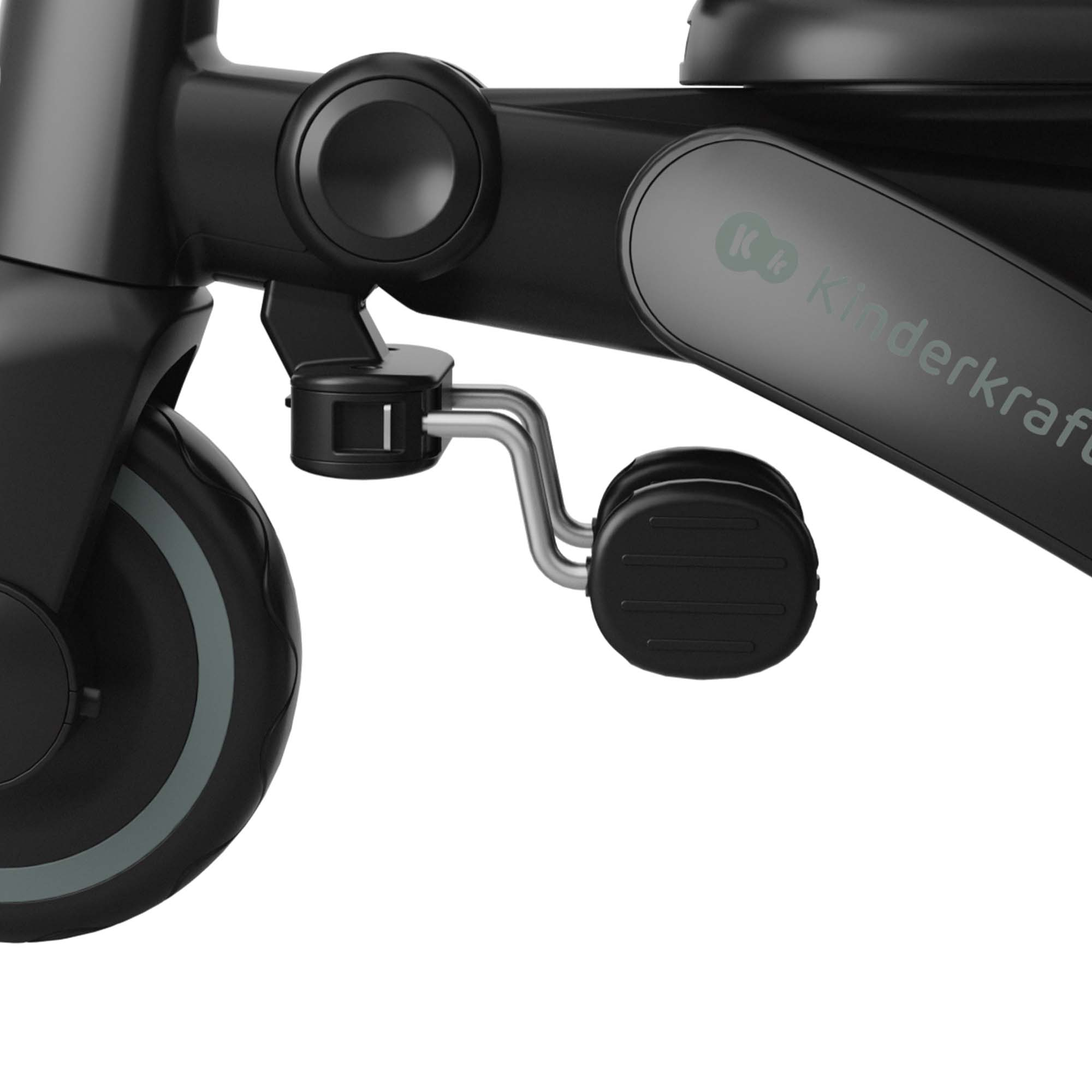 Nahaufnahme eines schwarzen Dreirads mit Pedalen und einem grauen Streifen am Rad.