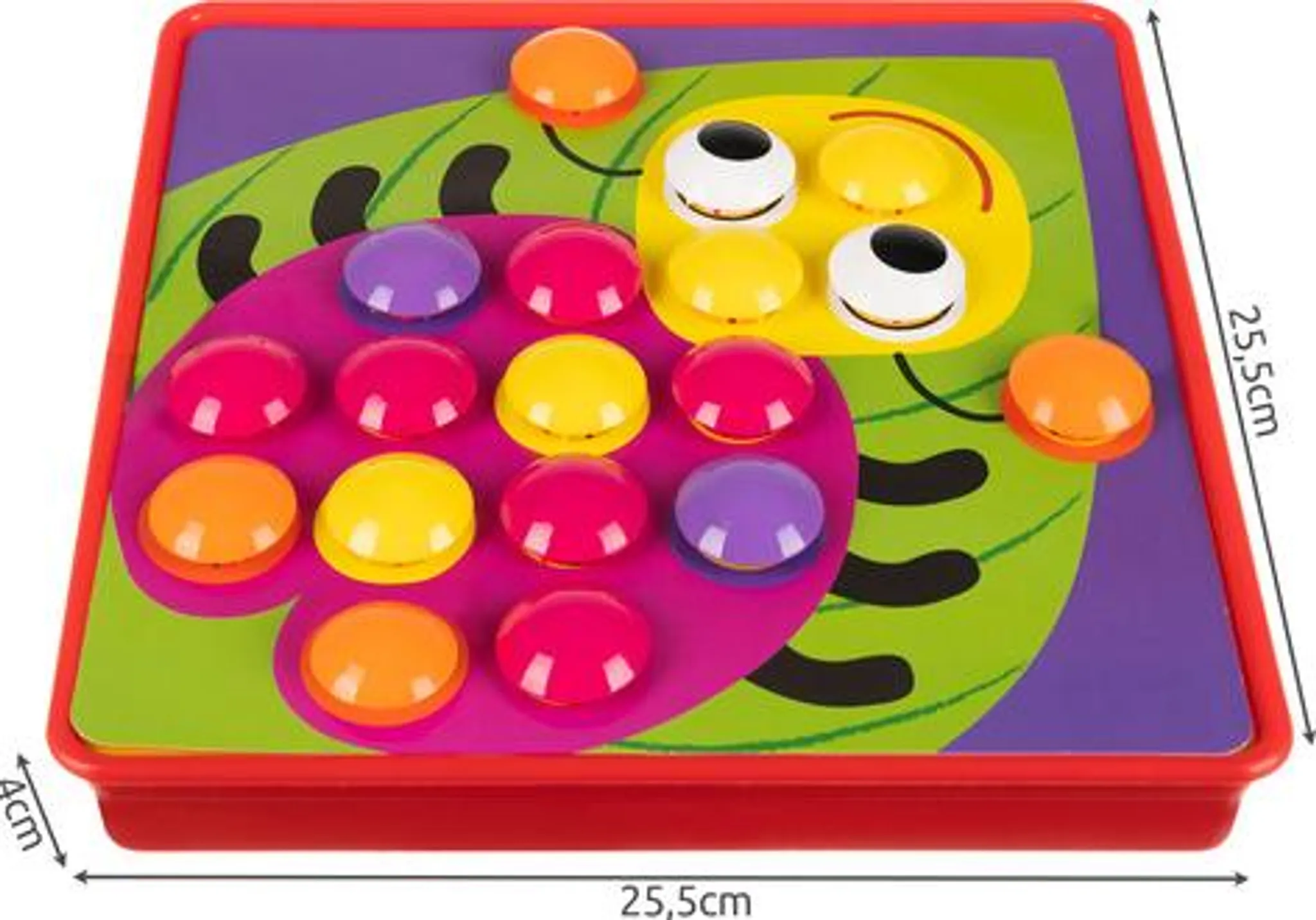 Ein buntes Spielzeug mit Knopfaugen und bunten Knöpfen auf einer Raupe.