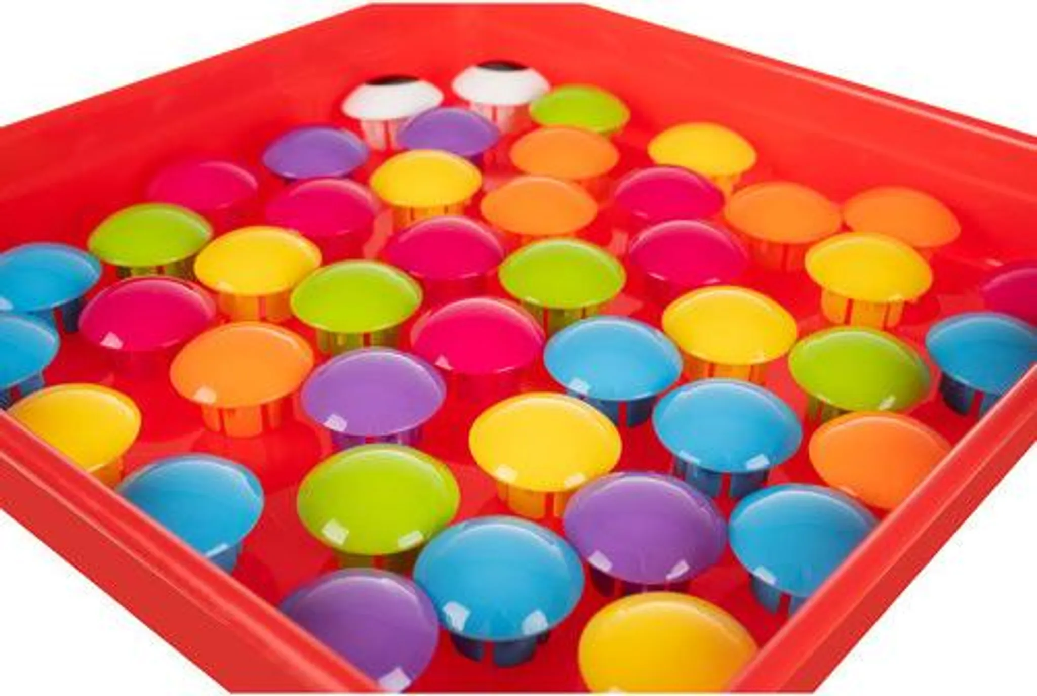 Ein rotes Tablett voller bunter pilzförmiger Stifte in Blau, Gelb, Pink, Lila, Grün und Orange.