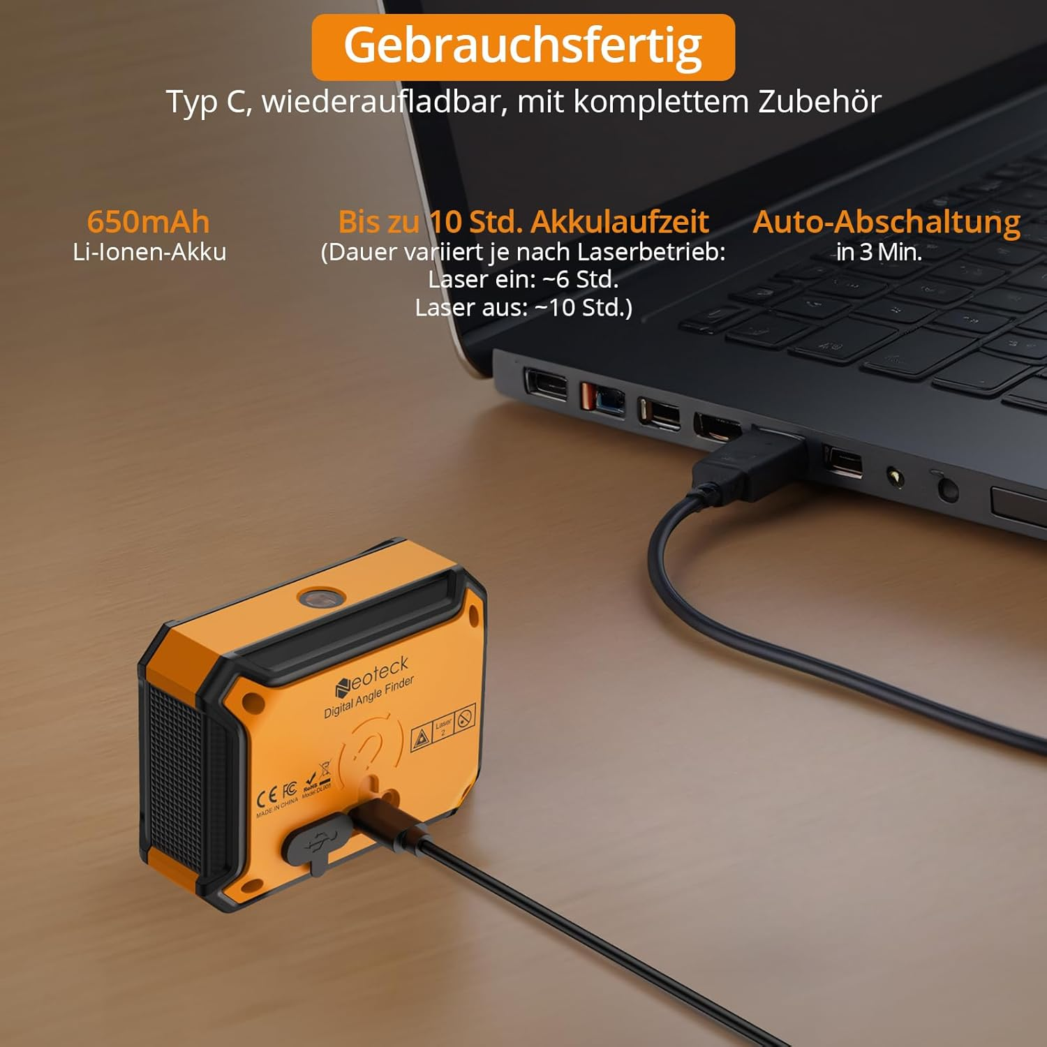 Ein oranges Digitalwinkelmessgerät lädt über USB-C an einem Laptop.