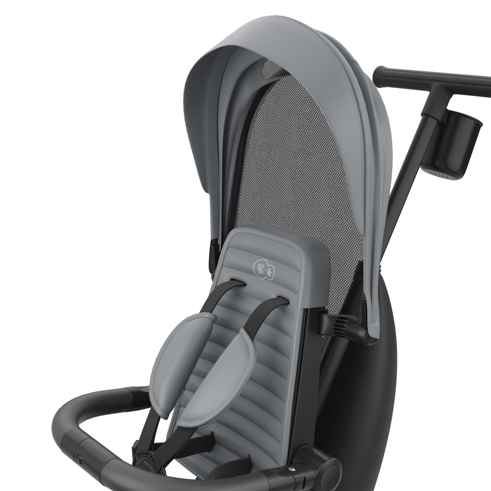 Asiento de cochecito gris con correas y capota. Asa negra con portavasos.