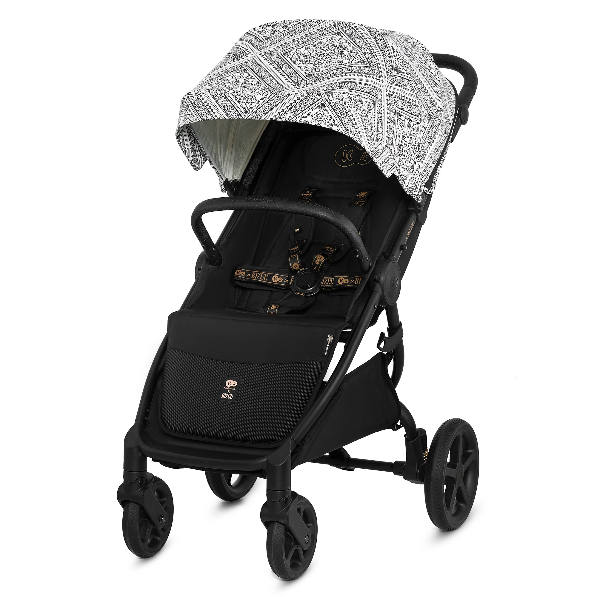 Ein schwarzer Kinderwagen mit weiß-schwarzem Muster auf dem Verdeck und goldenen Details.