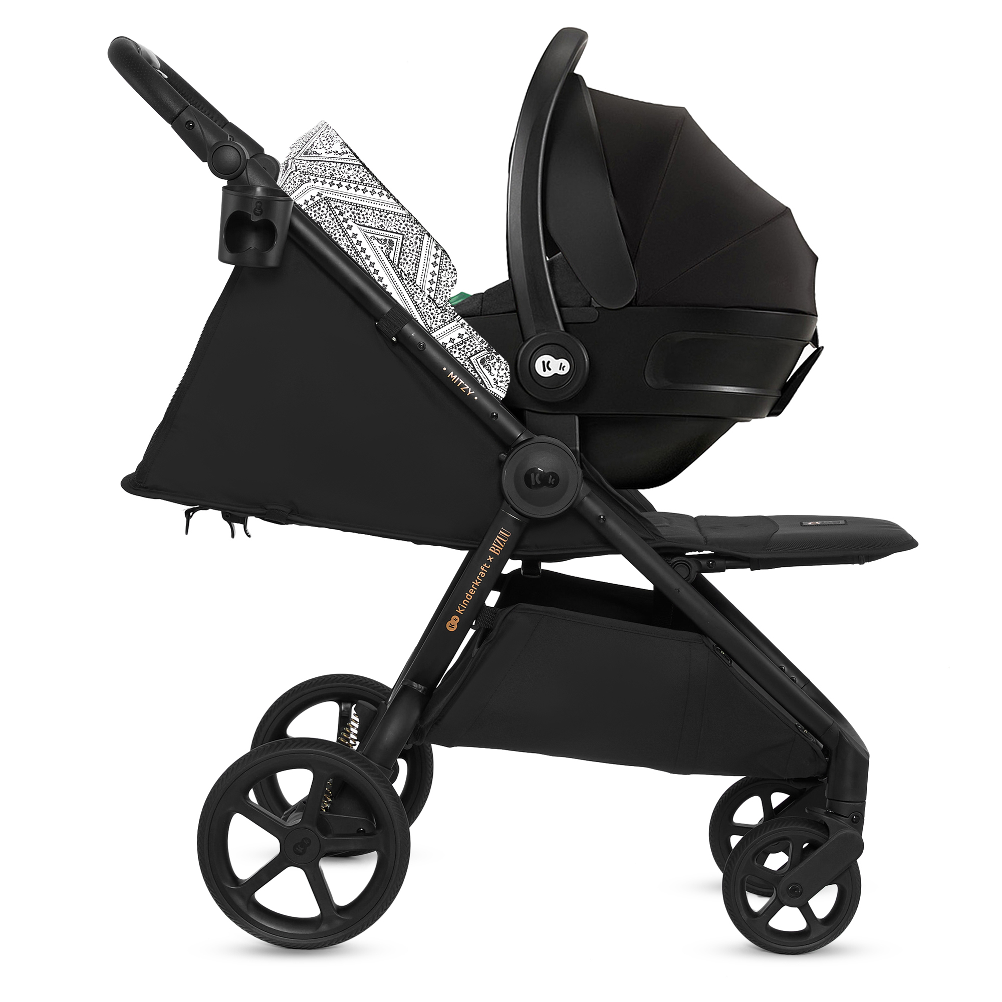 Schwarzer Kinderwagen mit Babywanne und Sitz, weiß gemustertem Stoff.