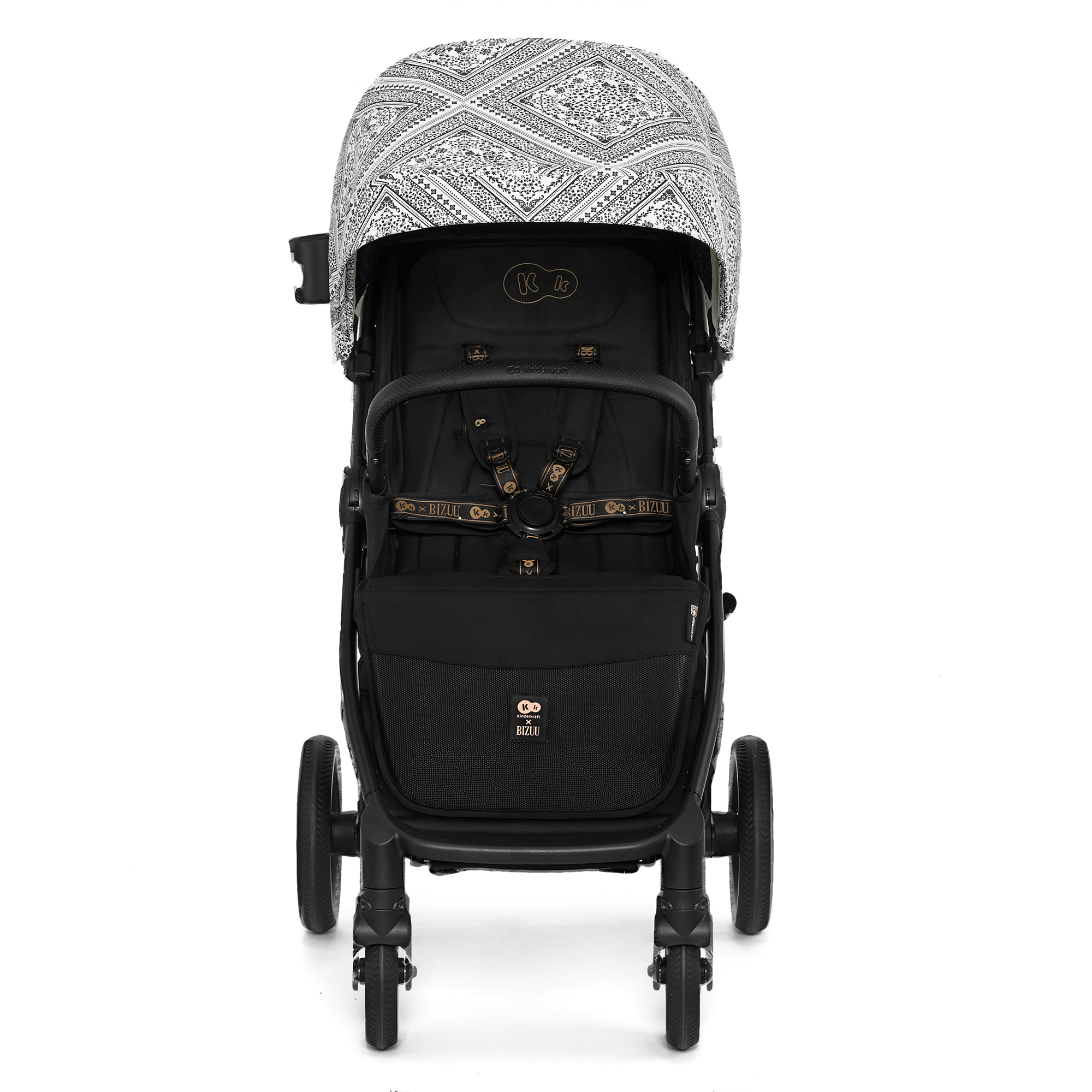 Ein schwarzer Kinderwagen mit einem Baldachin mit geometrischem Muster.