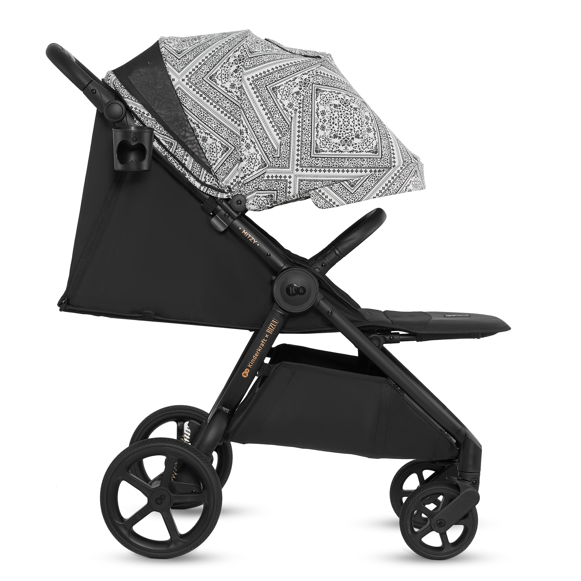 Schwarzer Kinderwagen mit Musterverdeck, Becherhalter und Aufbewahrungstasche.