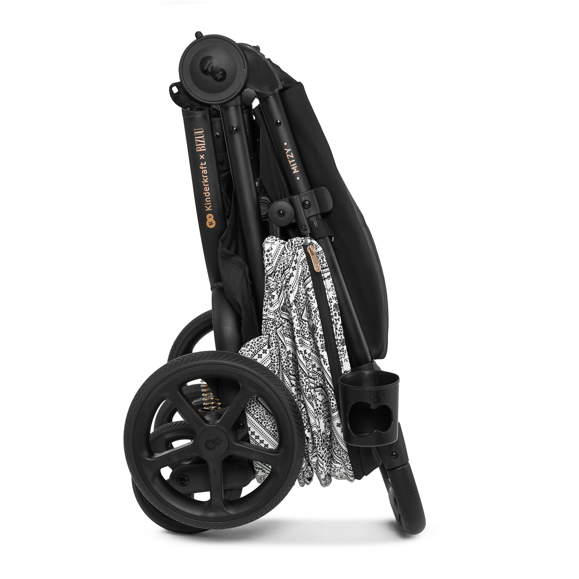 Ein zusammengeklappter schwarzer Kinderwagen mit großen Rädern und einem karierten Muster.