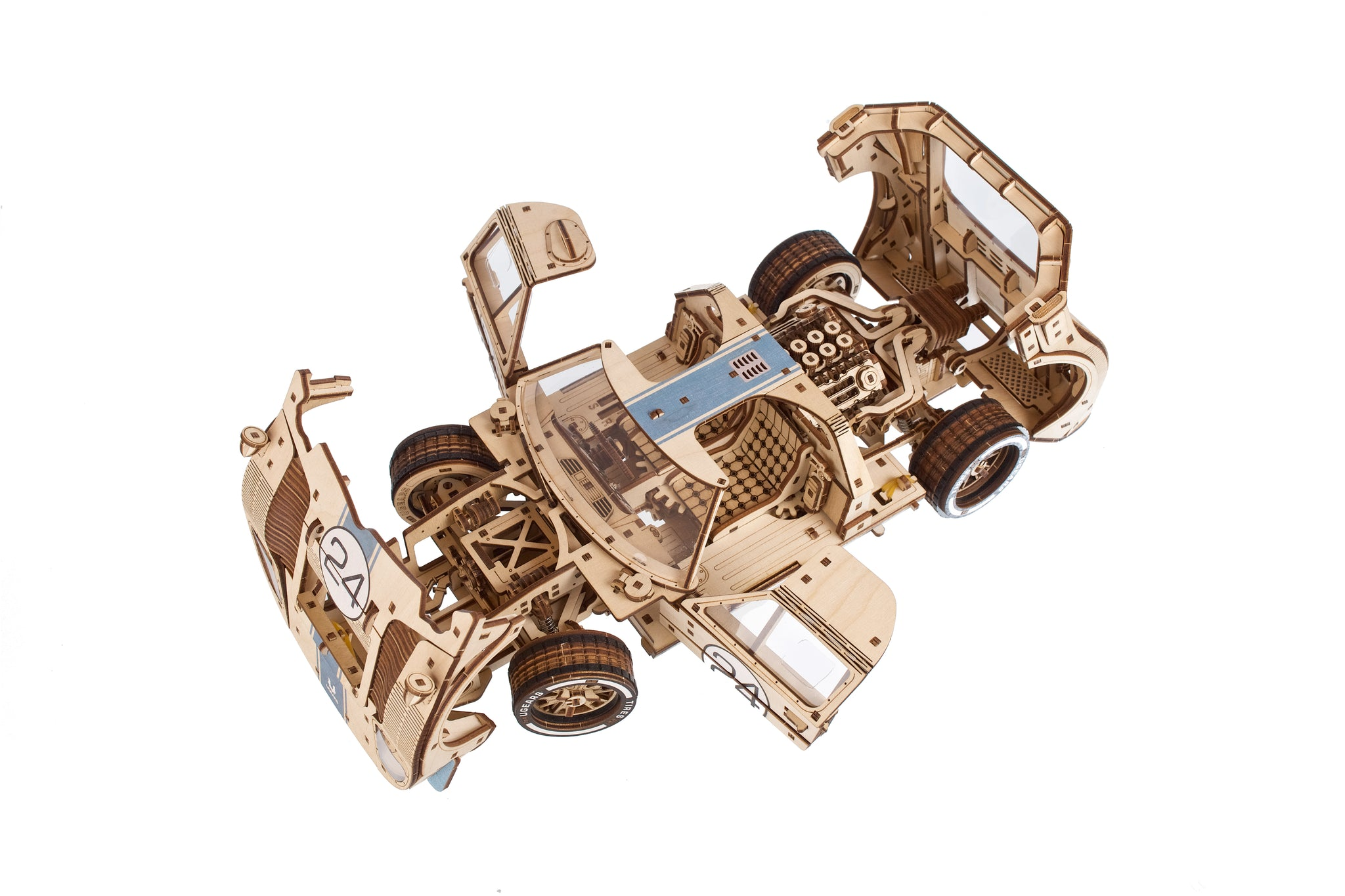 Holzmodell eines Sportwagens mit geöffneten Türen und sichtbarem Motor.