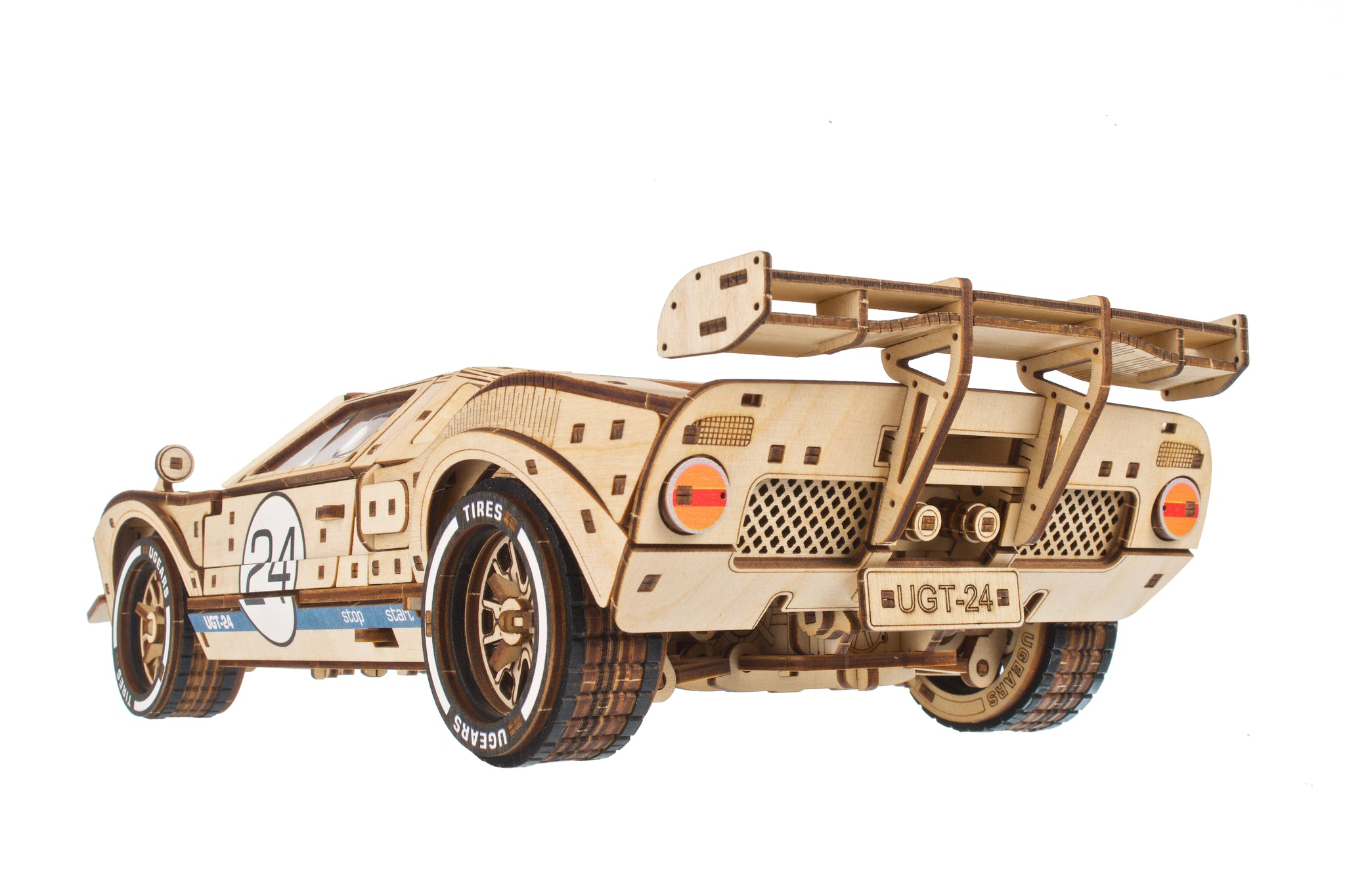 Holzmodell-Rennwagen mit Spoiler, Nummer 24, auf weißem Hintergrund.