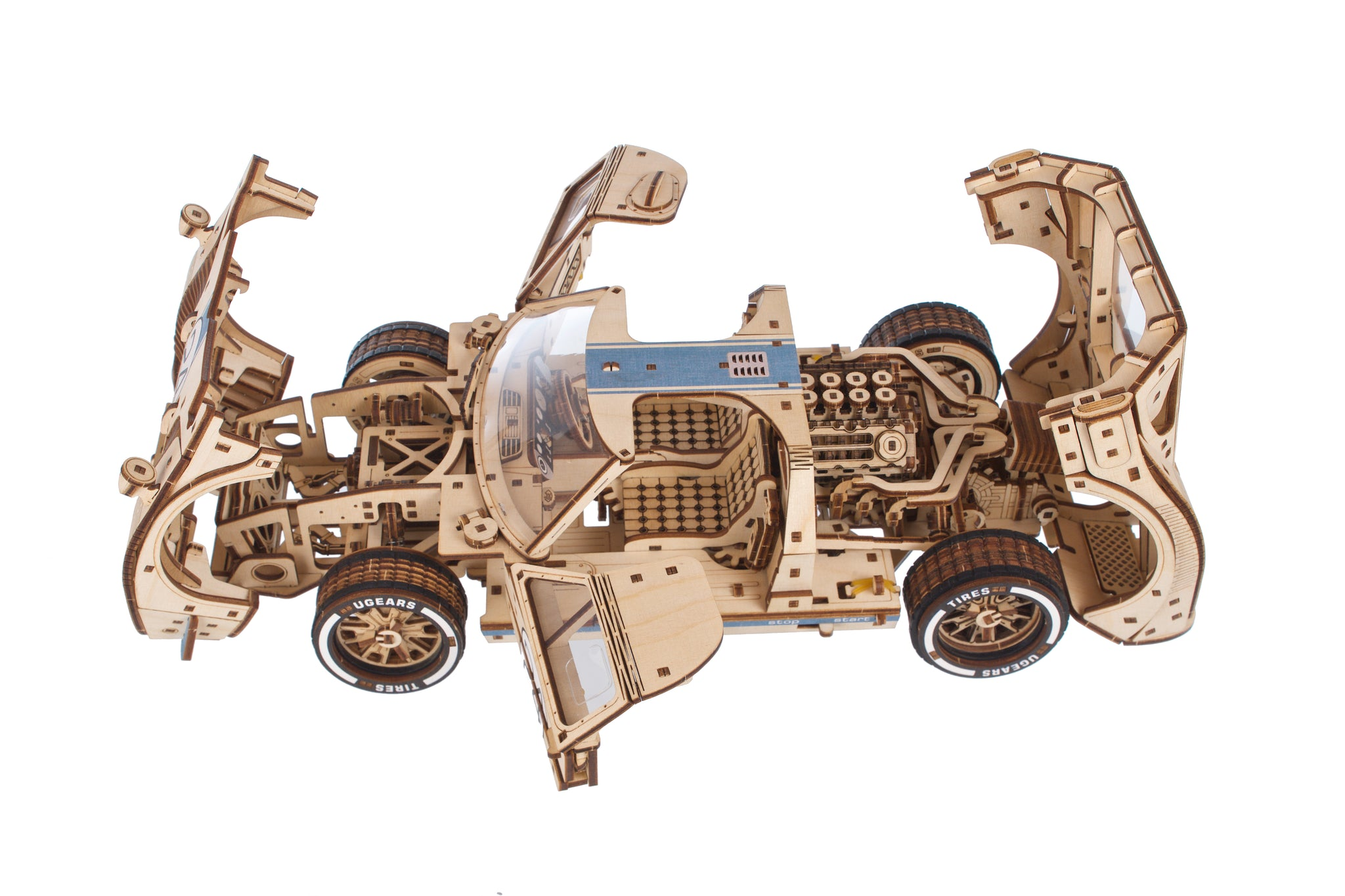 Holzmodell eines Autos mit geöffneten Türen und detailliertem Motor.