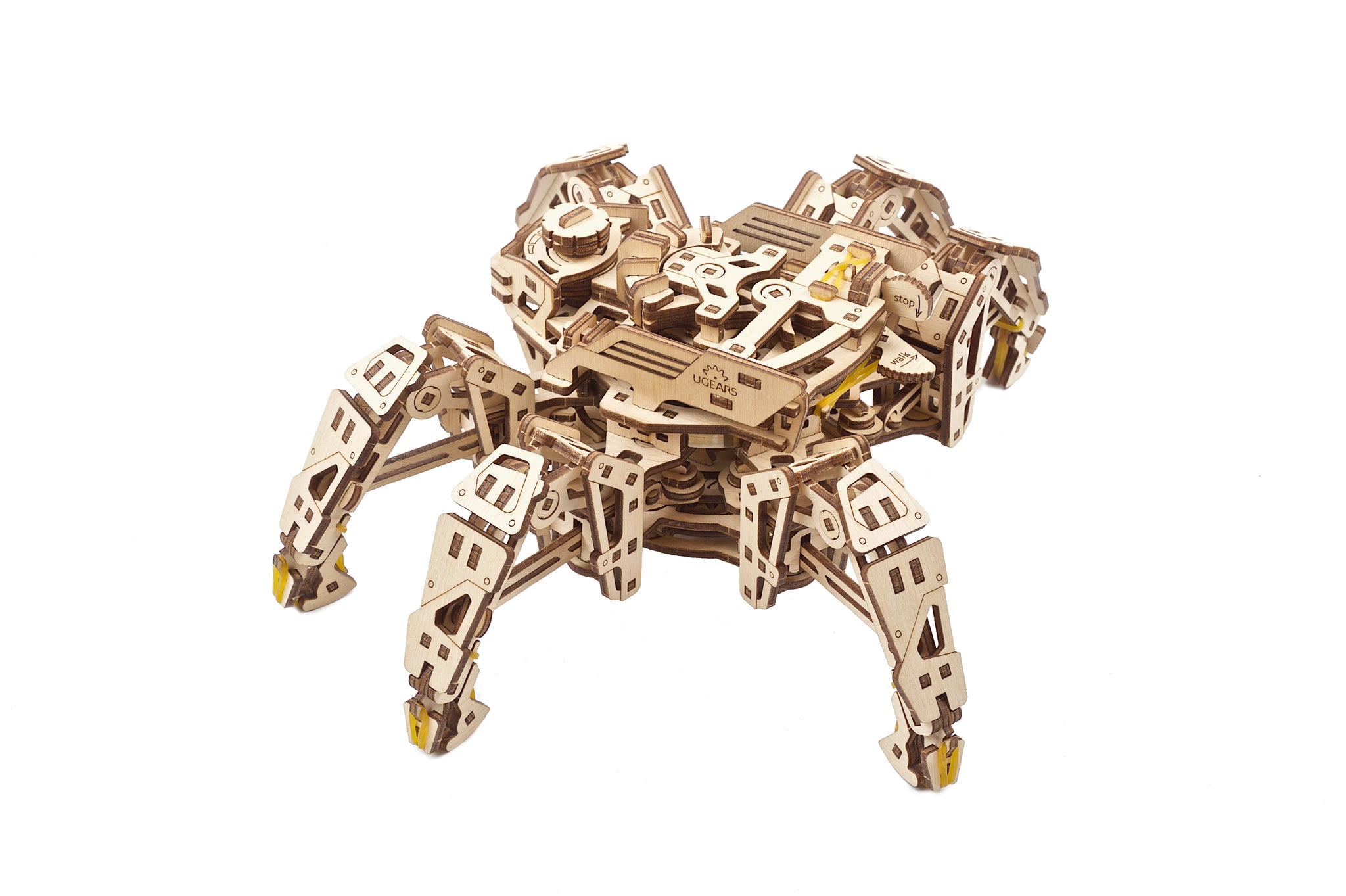 Ein Holzmodell eines mechanischen Spinnenroboters mit sichtbaren Zahnrädern und Gelenken.
