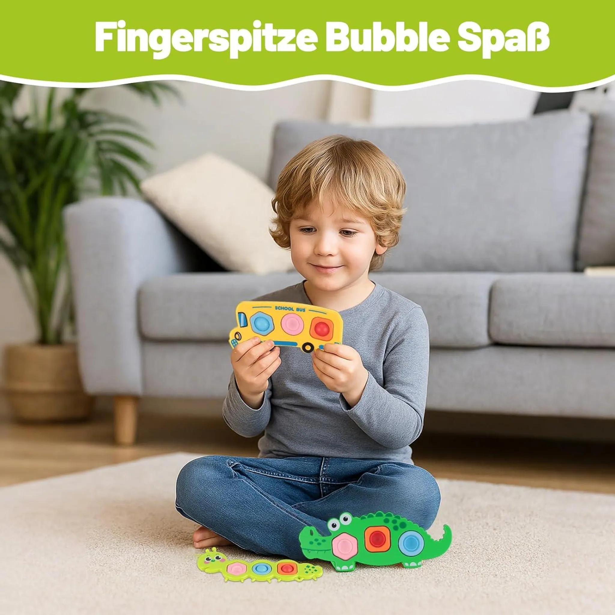 Ein Junge sitzt auf dem Boden und spielt mit bunten Lernspielzeugen.