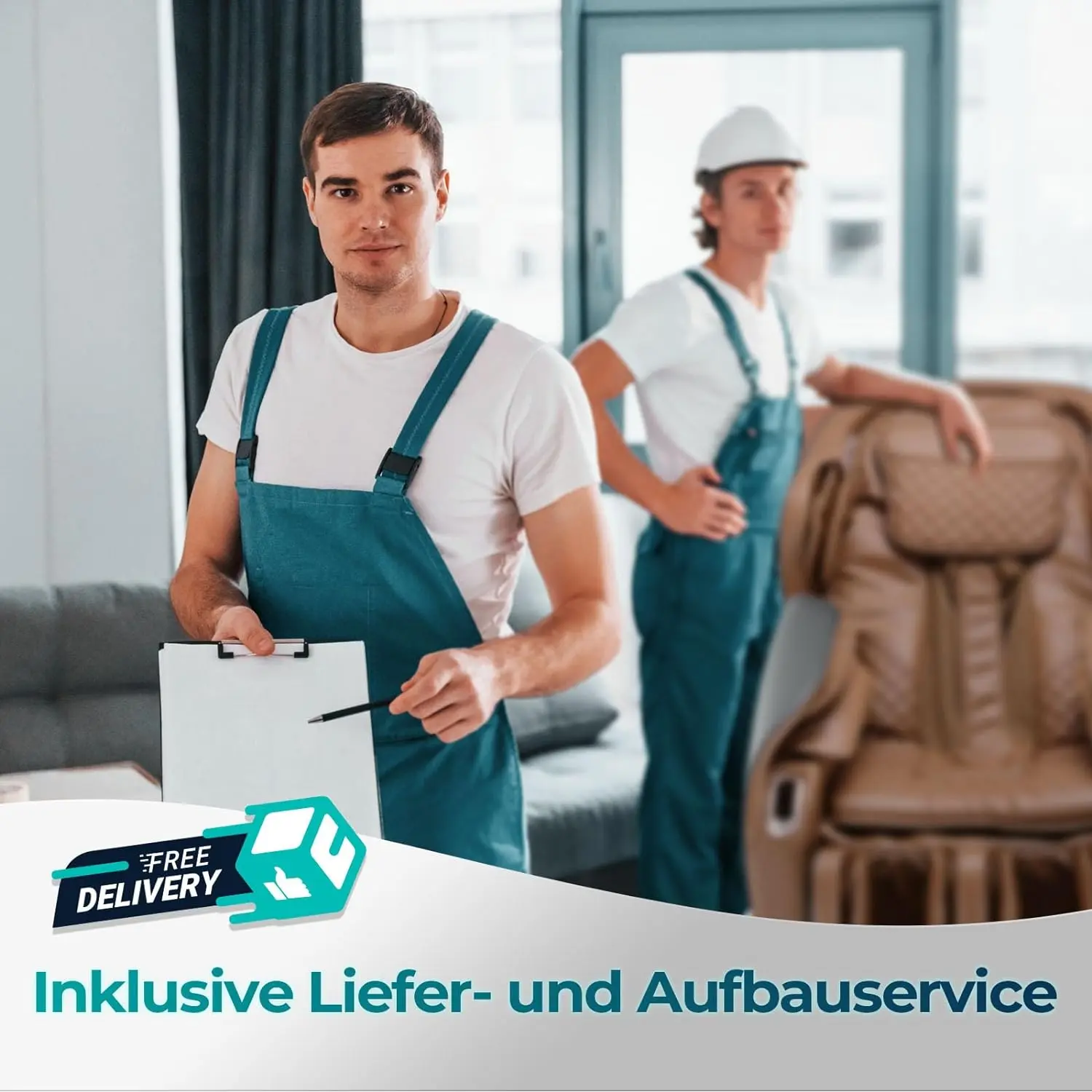 Zwei Männer in Latzhosen stehen neben einem Massagesessel. Einer hält eine Mappe.