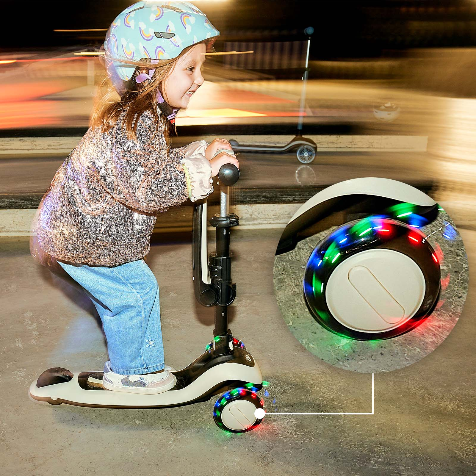 Mädchen fährt Roller mit bunten Lichtern, trägt ein Glitzer-Oberteil und Helm.