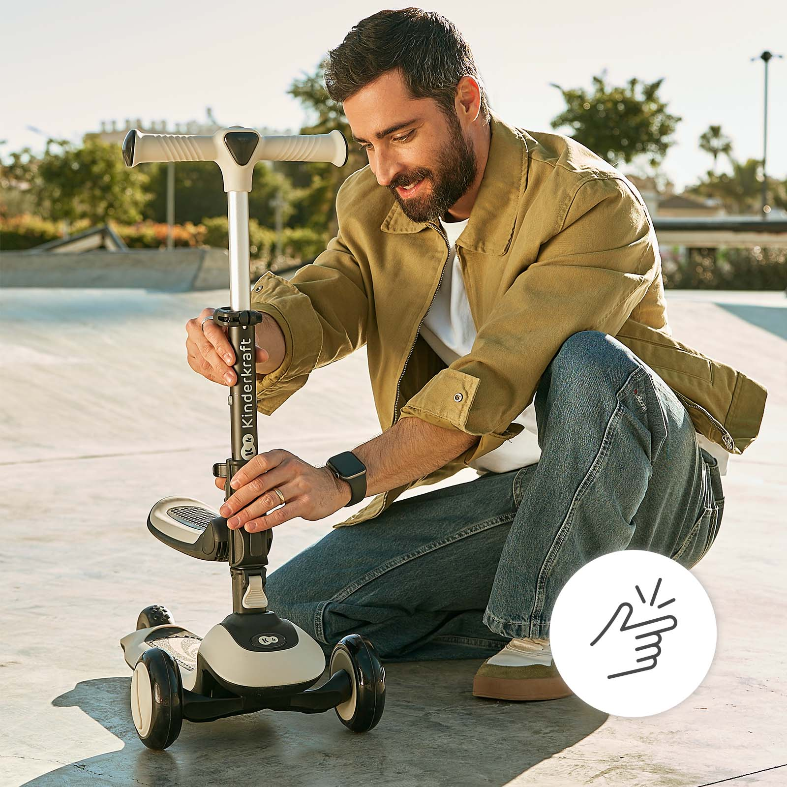 Ein Mann stellt einen dreirädrigen Roller in einem Skatepark ein.