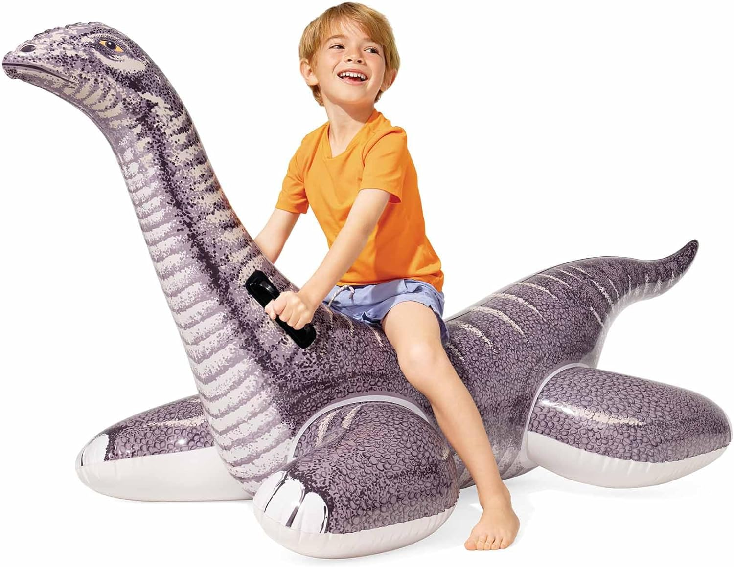 Ein Junge reitet auf einem aufblasbaren Dinosaurier mit langem Hals.