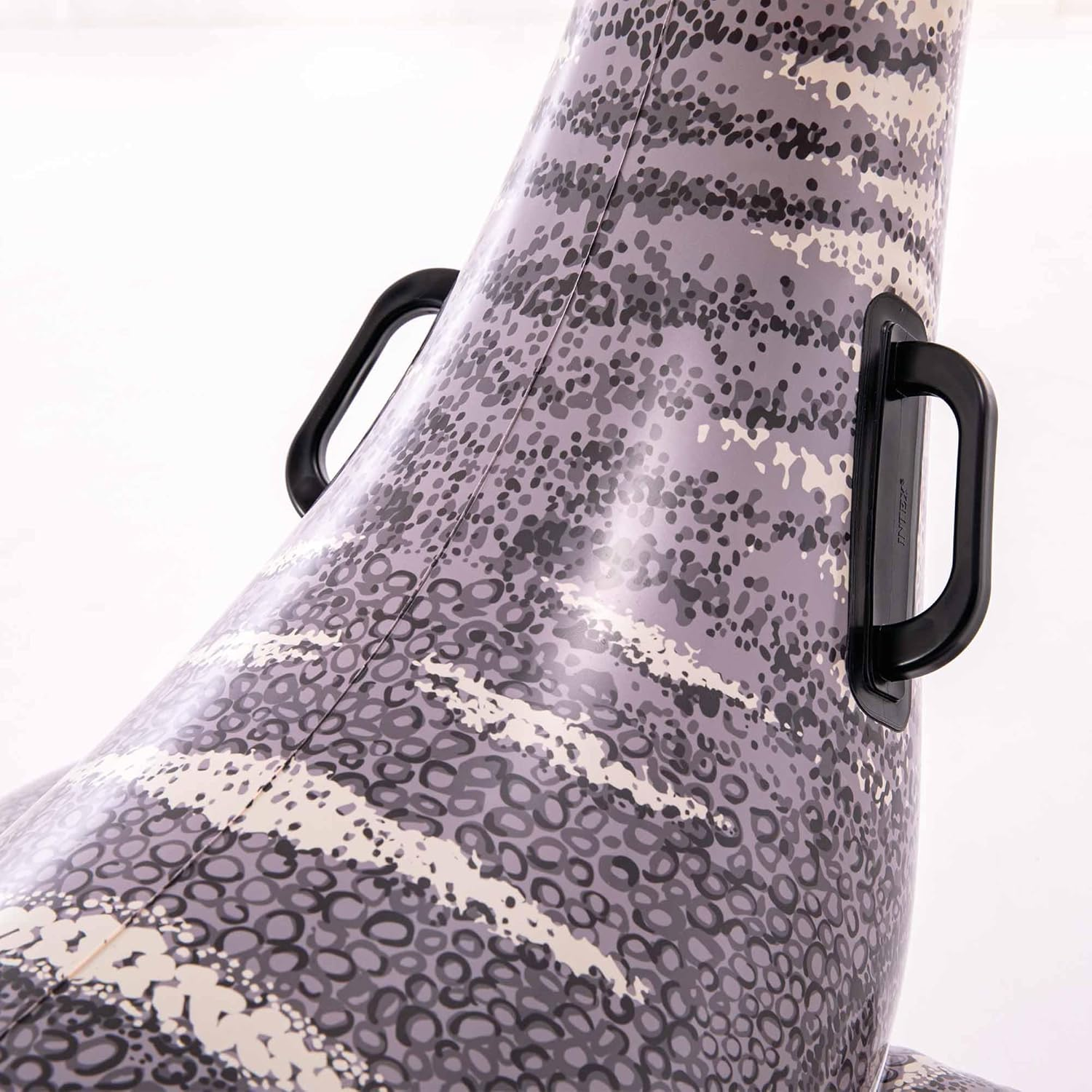 Aufblasbarer Wal mit Camouflage-Muster und schwarzen Griffen.