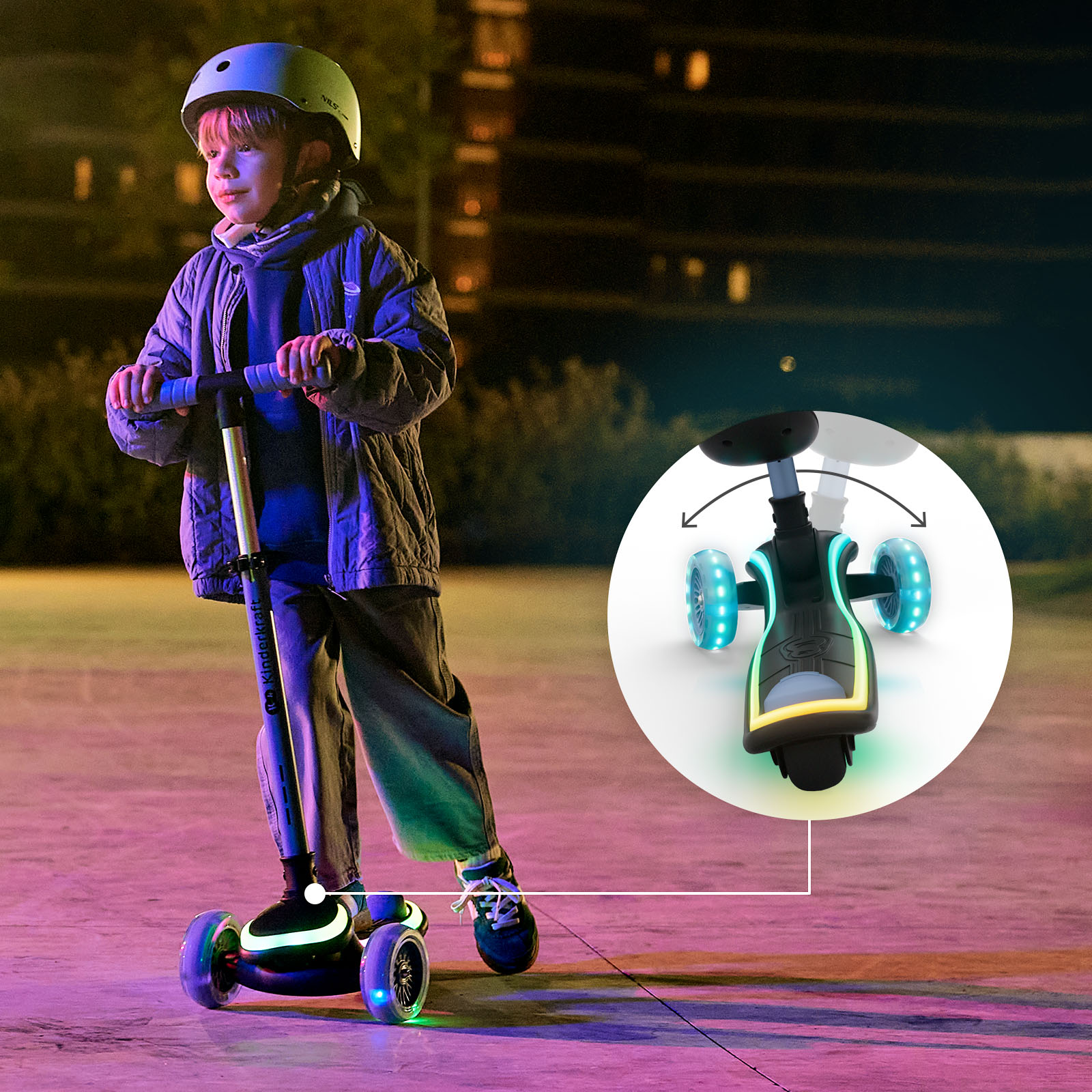 Ein Kind mit Helm fährt einen leuchtenden Roller bei Nacht.