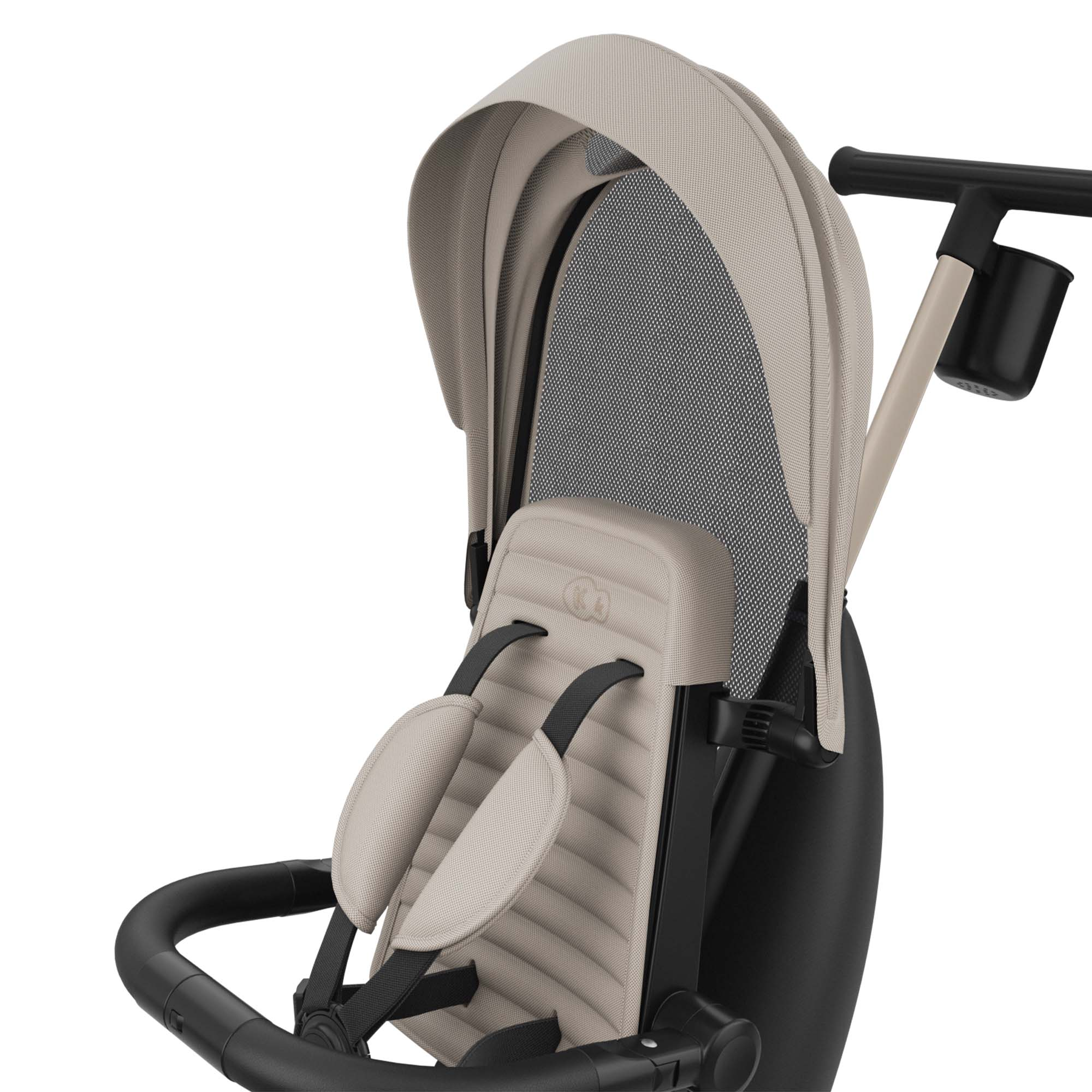 Asiento de cochecito beige con correas, manillar y portavasos negros.
